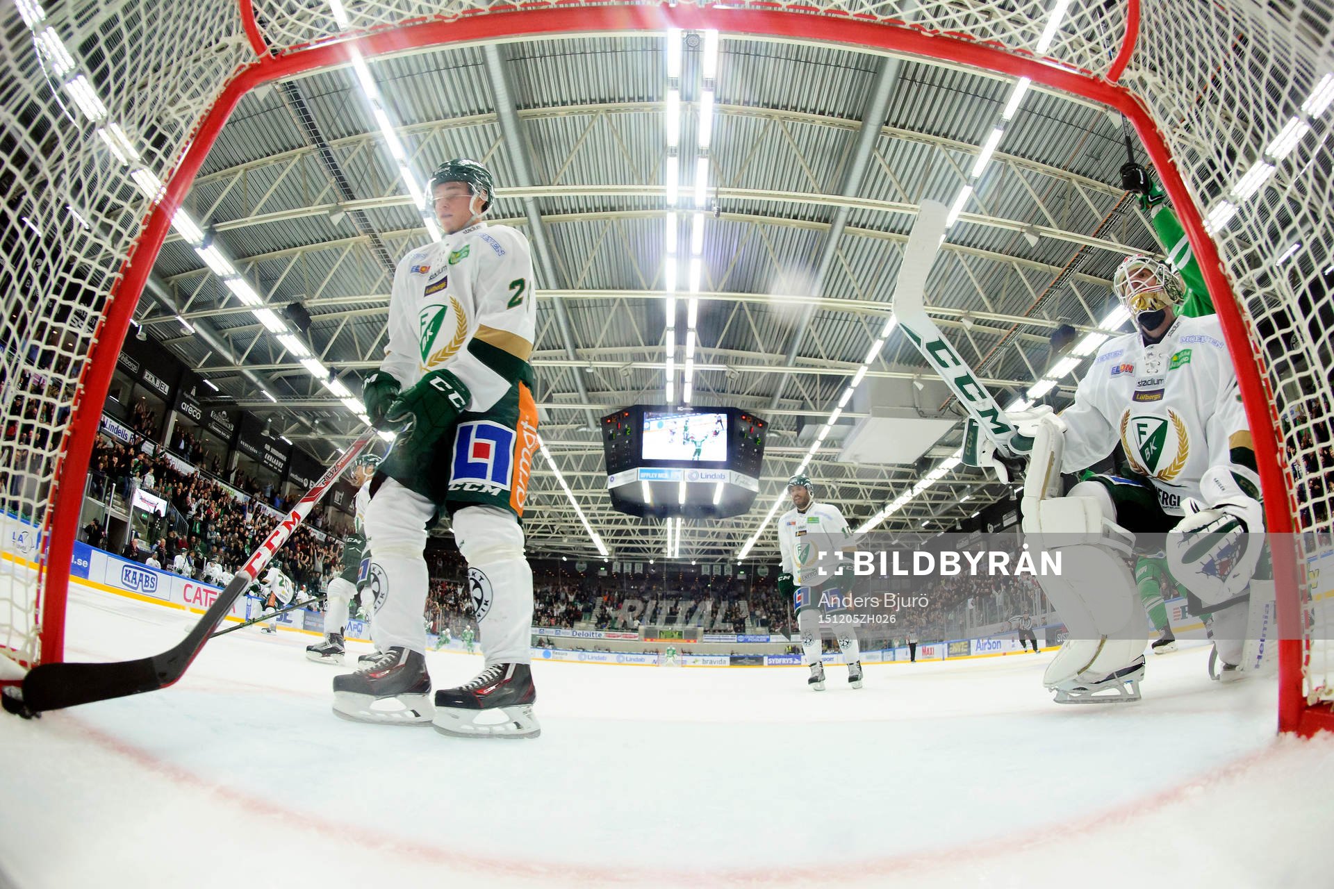 Färjestads David Rundqvist och målvakt Lars Haugen deppar