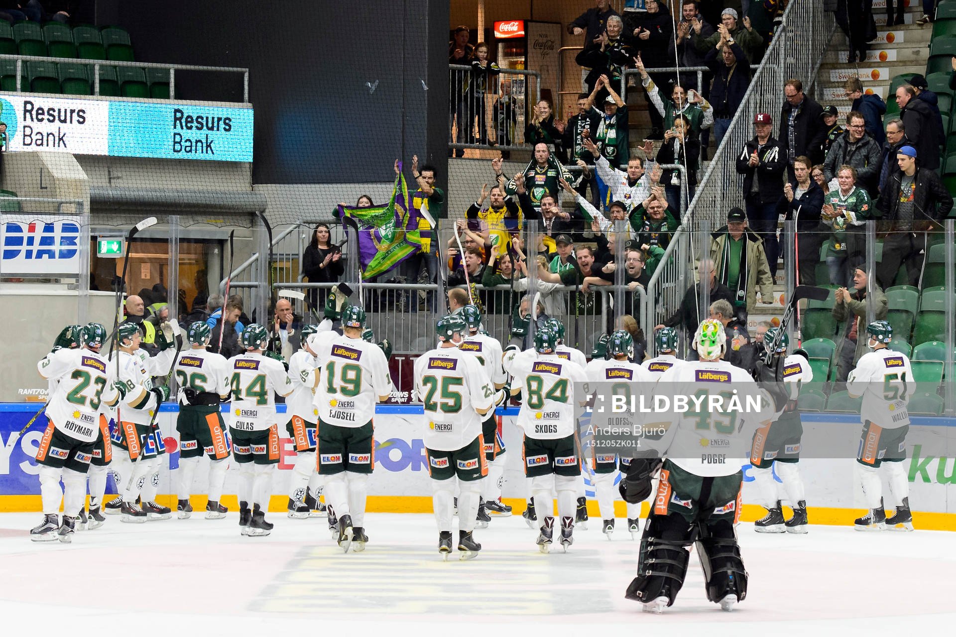 Färjestads spelare tackar sina supporters och jublar