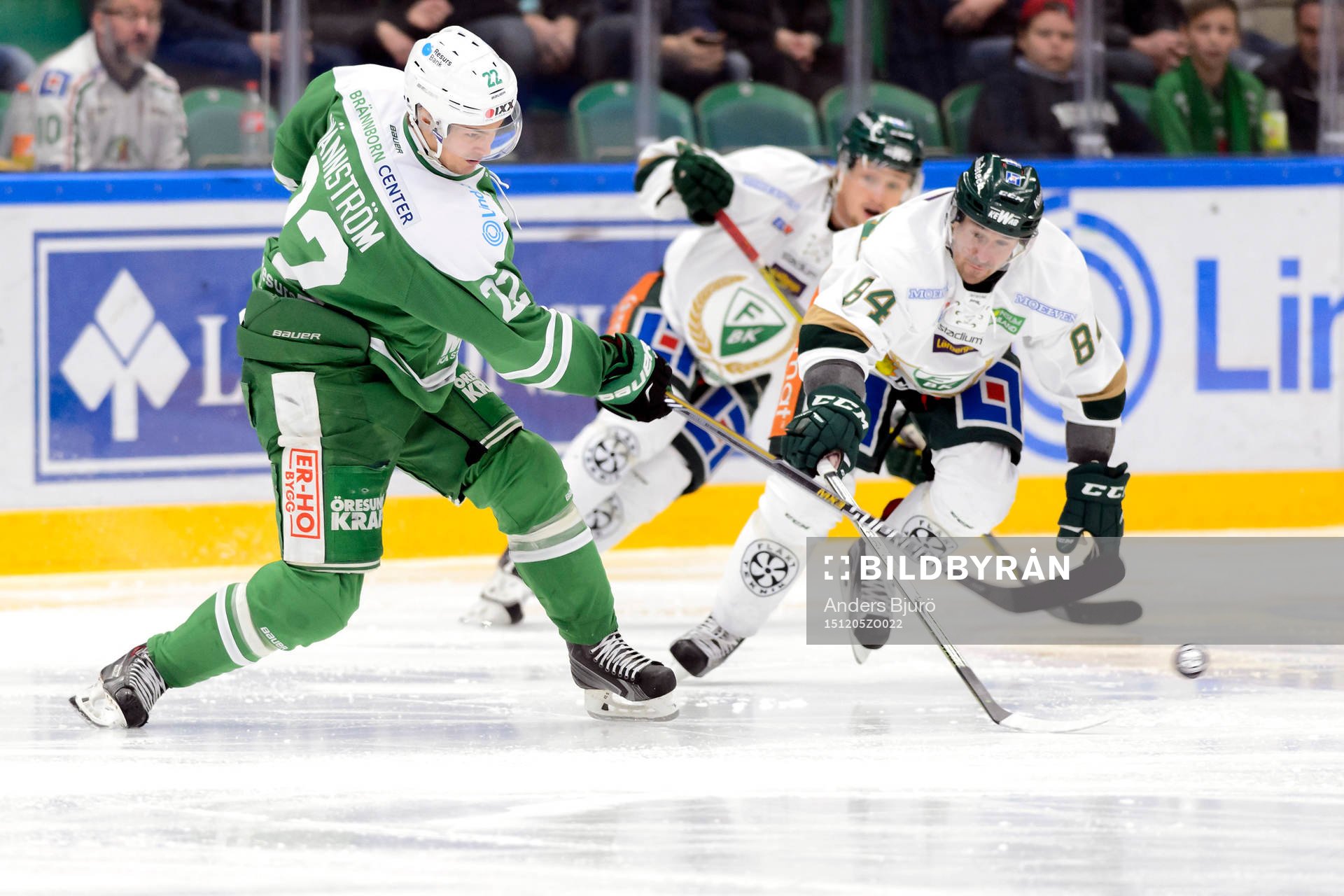 Rögles Sebastian Wännström mot Färjestads Tomas Skogs