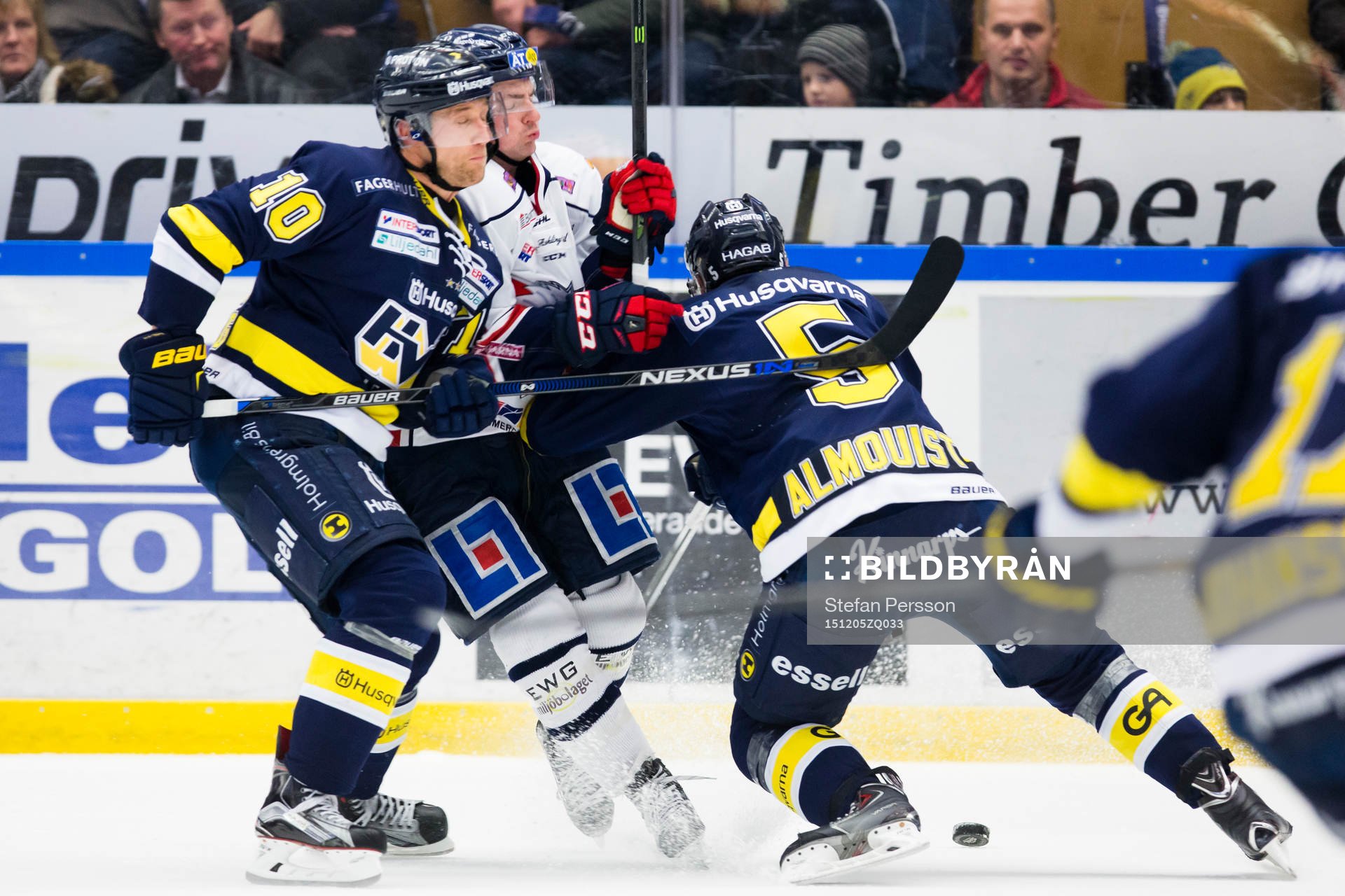 s Martin Thörnberg och Adam Almquist (h) tacklar