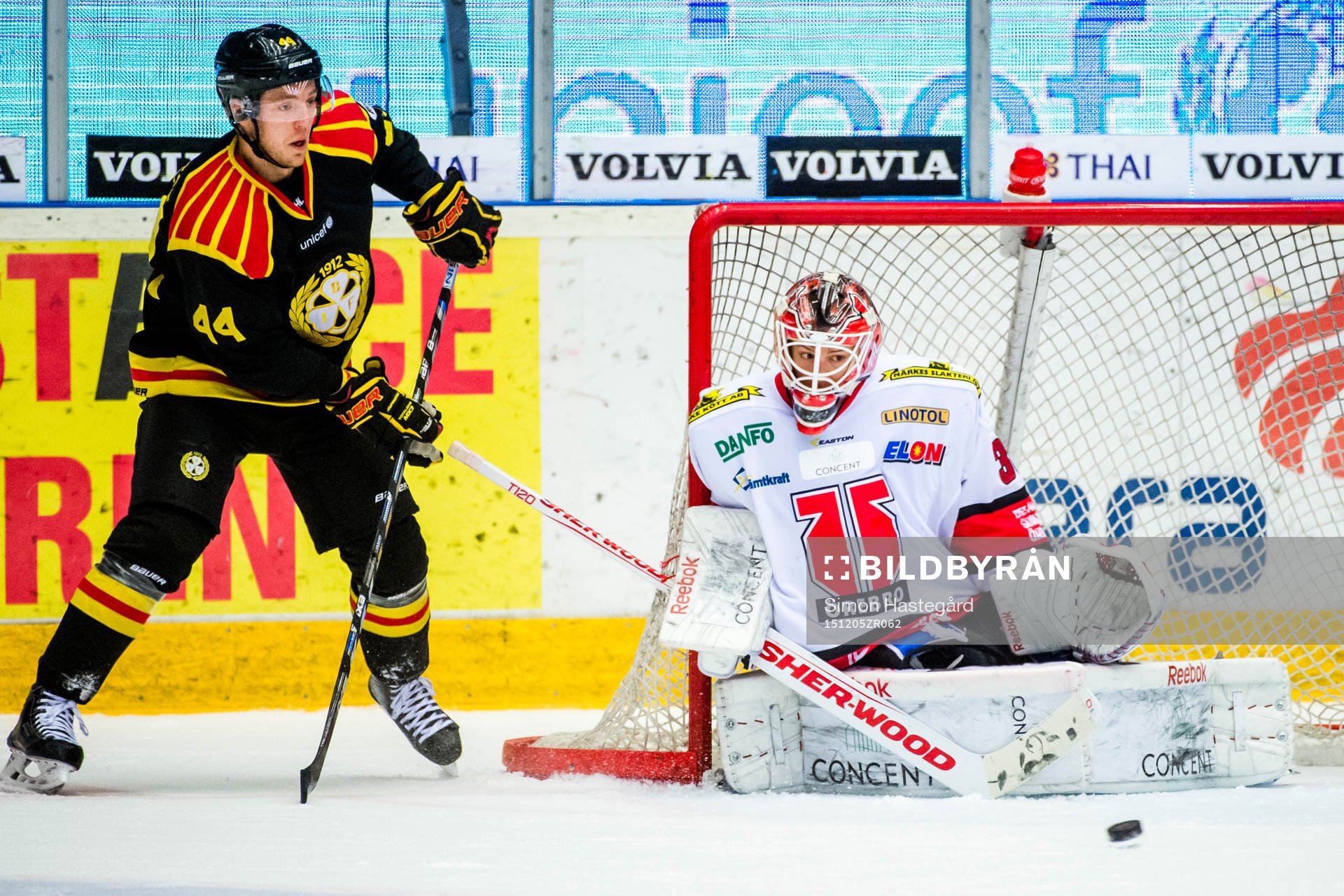 Brynäs Jacob Blomqvist assisterar Johan Alcén, ej i bild,