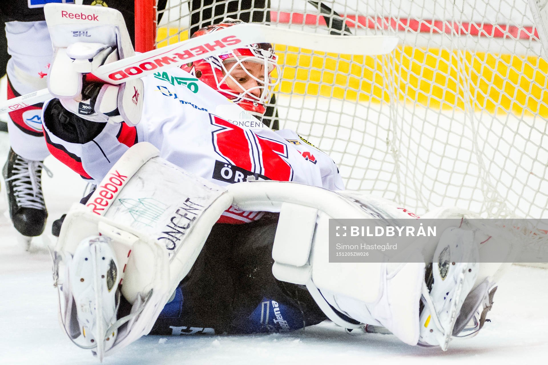 Örebros målvakt Henrik Lundberg räddar skott