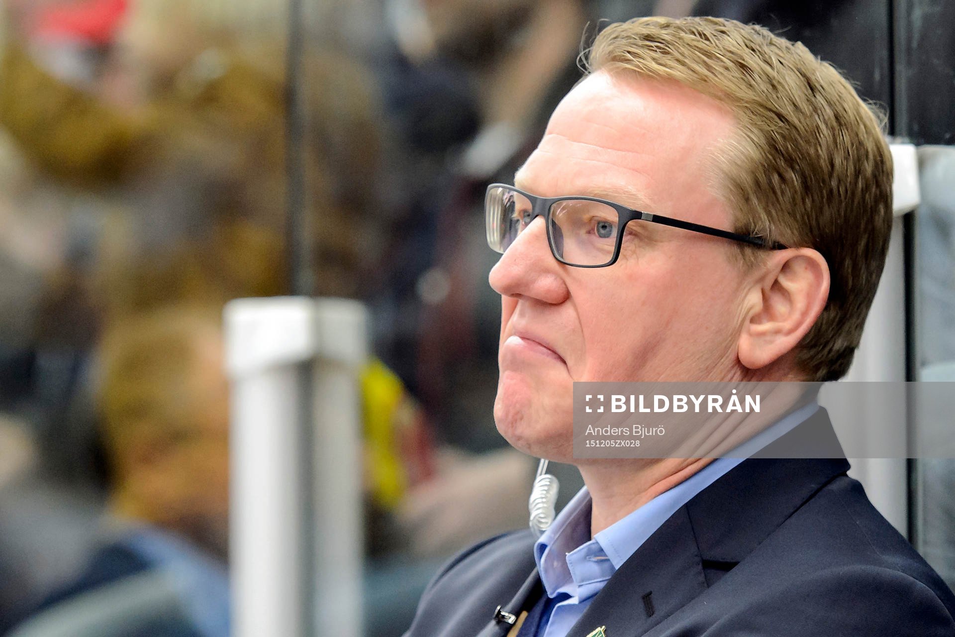Rögles assisterande tränare Magnus Bogren ser deppad ut