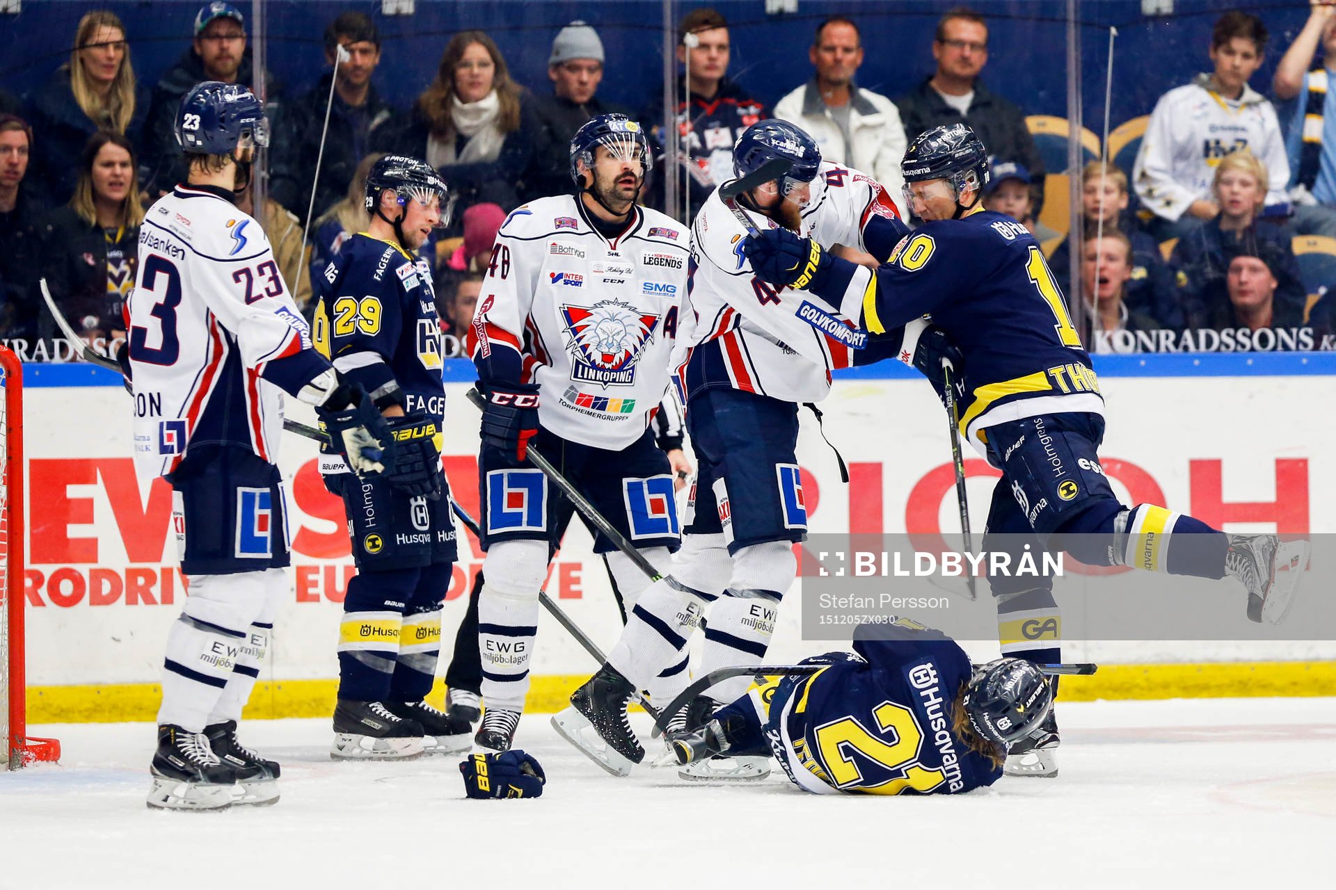 s Mattias Tedenby blir liggande