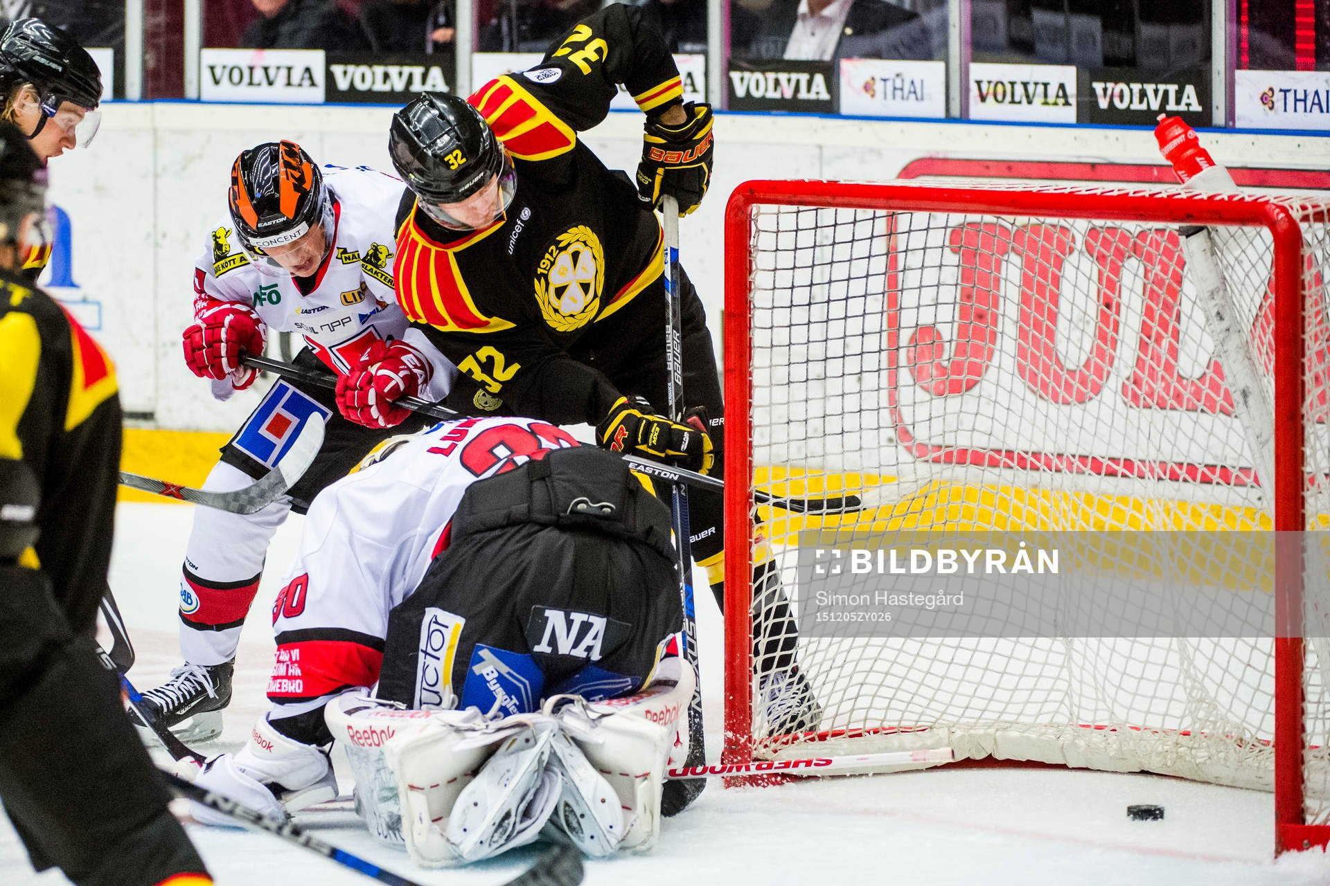 Brynäs Nick Johnson gör 2-1 bakom Örebros målvakt