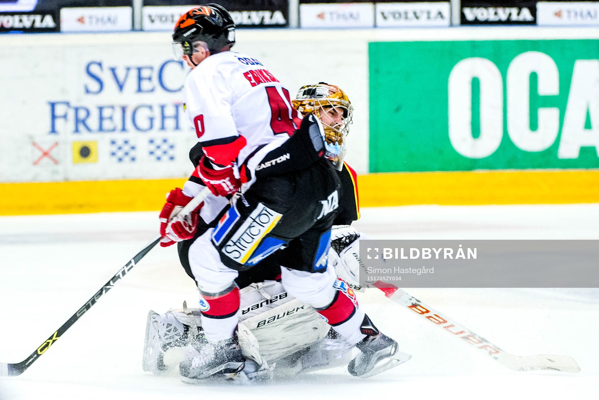 Brynäs målvakt Bernhard Starkbaum i en kollision med