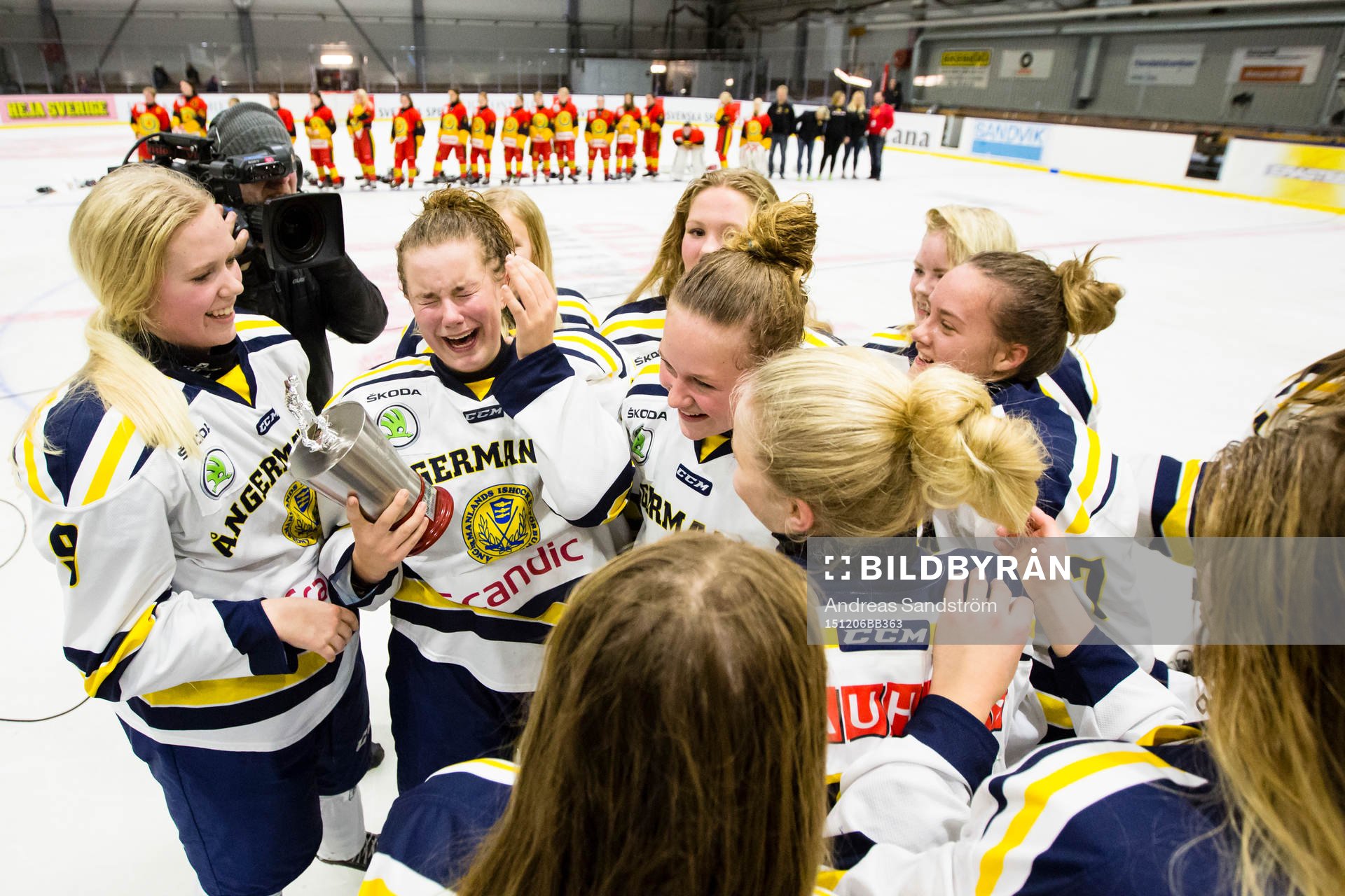 Ångermanlands spelare jublar med pokalen