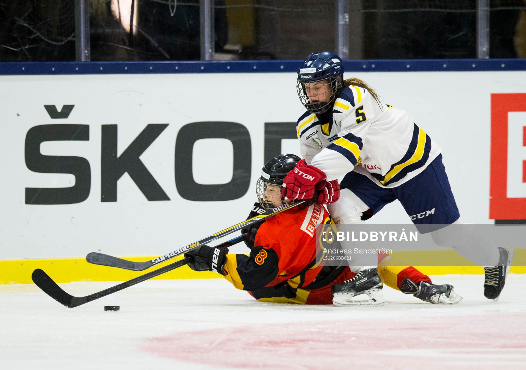 Skånes Linn Lindblom i kamp om pucken med Ångermanlands