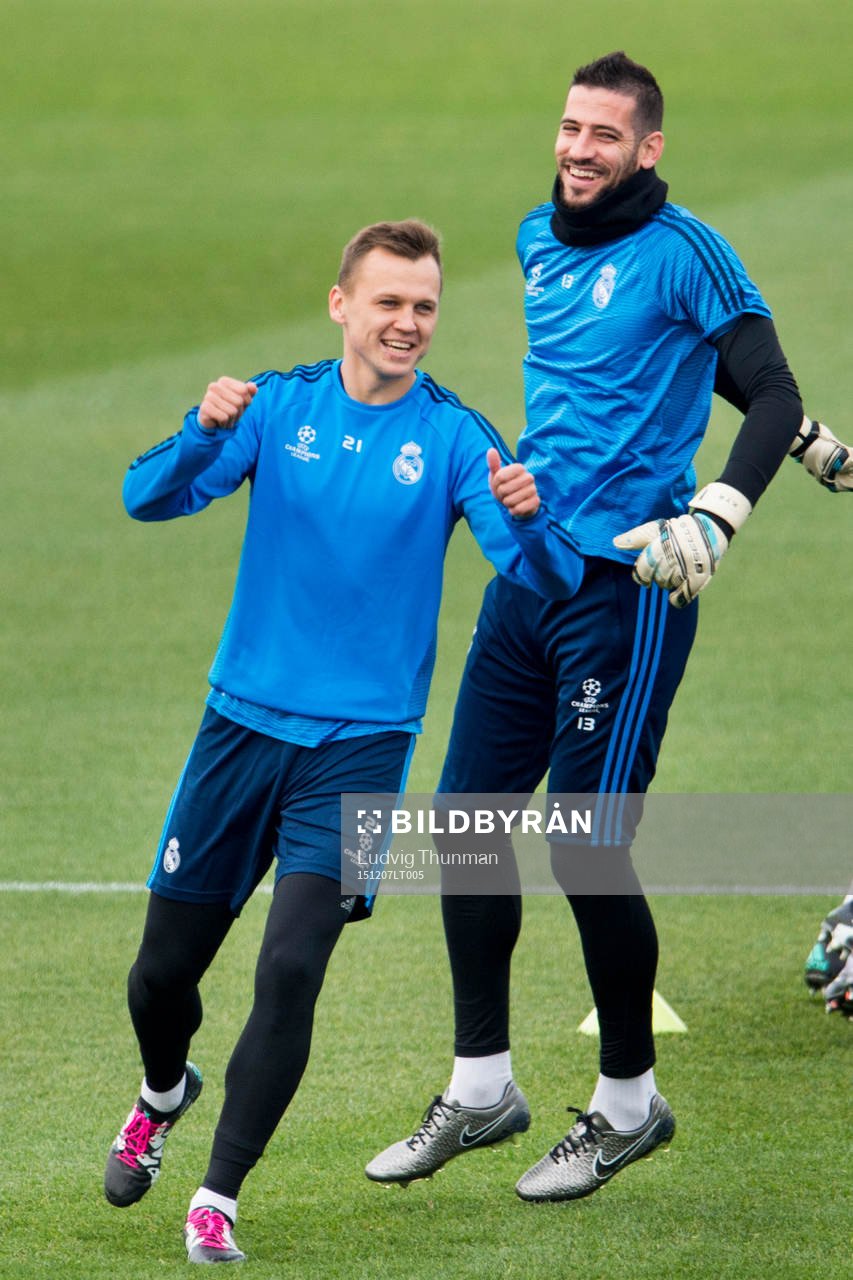 Real Madrids Denis Cheryshev och målvakt Kiko Casilla