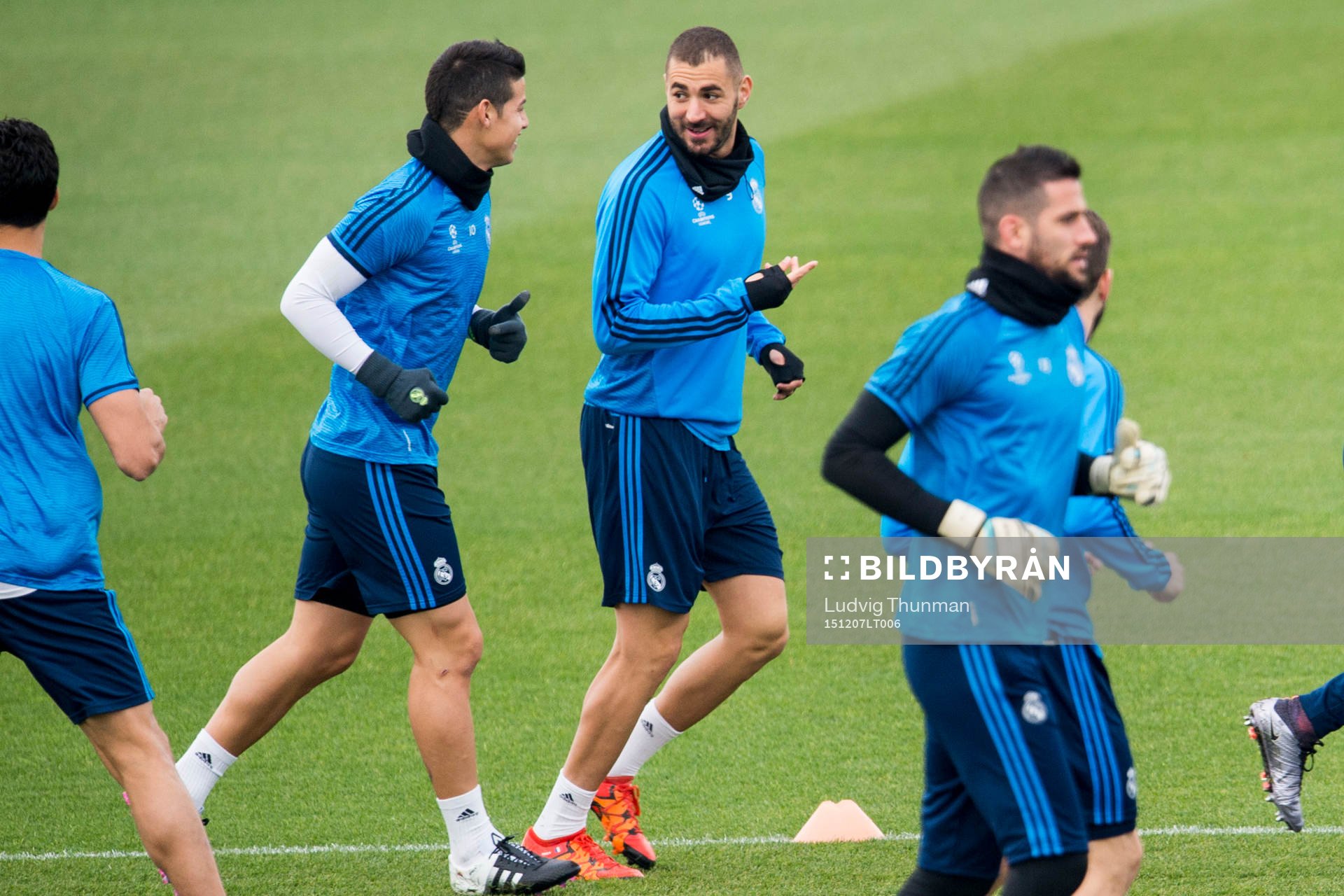 Real Madrids James Rodríguez och Karim Benzema i samtal