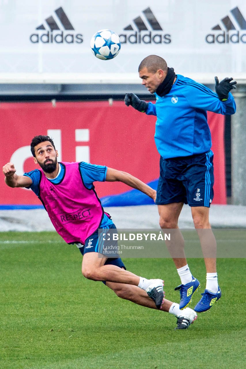 Real Madrids Pepe nickar undan framför Alvaro Arbeloa