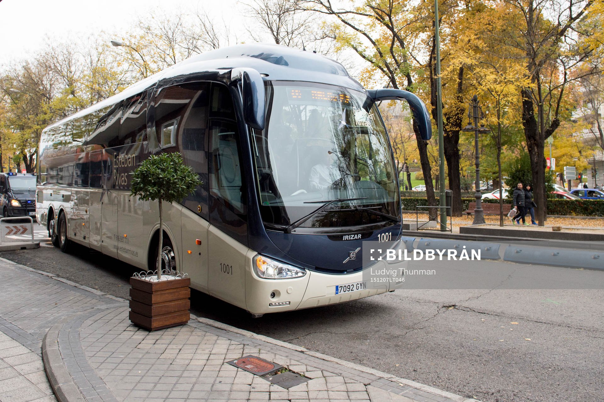 Malmö FFs spelarbuss ankommer till spelarhotellet