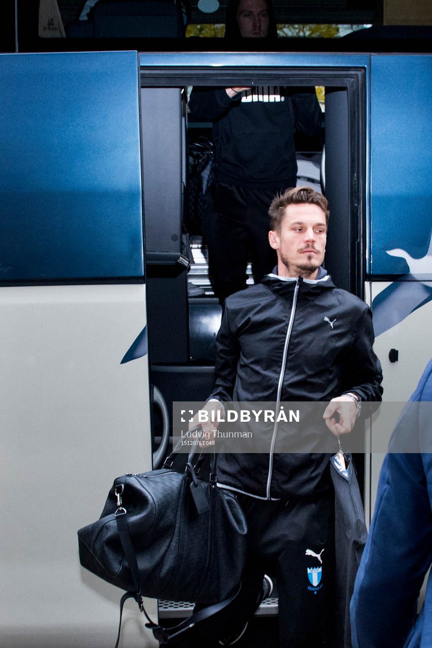 Malmö FFs Markus Rosenberg ankommer till spelarhotellet