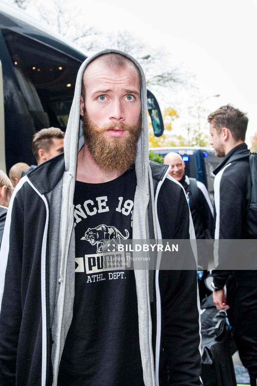 Malmö FFs Jo Inge Berget ankommer till spelarhotellet