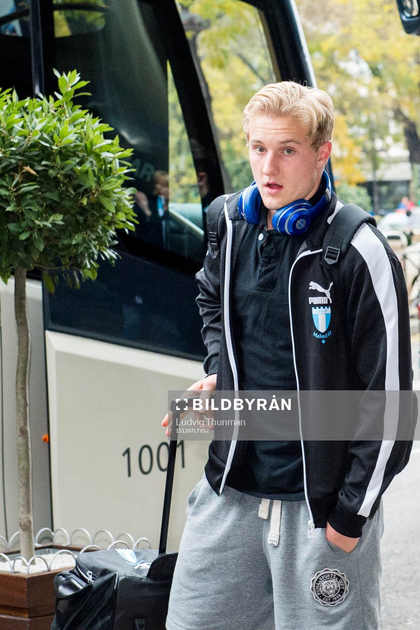 Malmö FFs Franz Brorsson ankommer till spelarhotellet