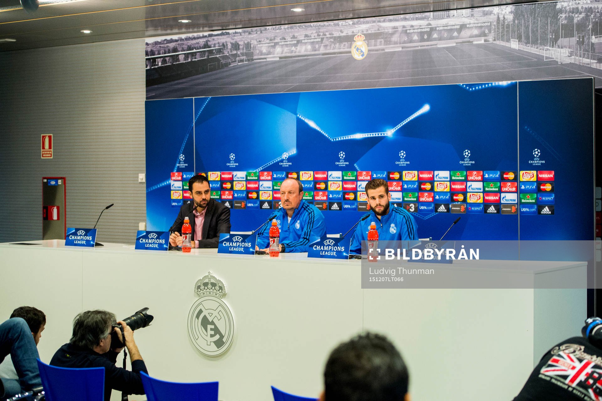 Real Madrids tränare Rafa Benítez och Nacho Monreal under en presskonferens med Real Madrid den 7 december 2015 i Madrid.