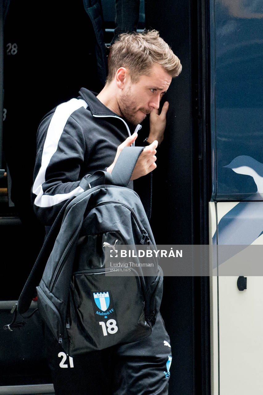 Malmö FFs Kari Arnarson går av bussen när laget ankommer