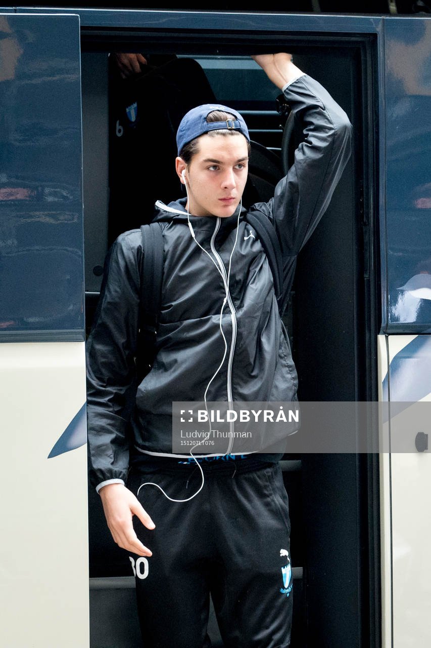 Malmö FFs målvakt Marko Johansson går av bussen när