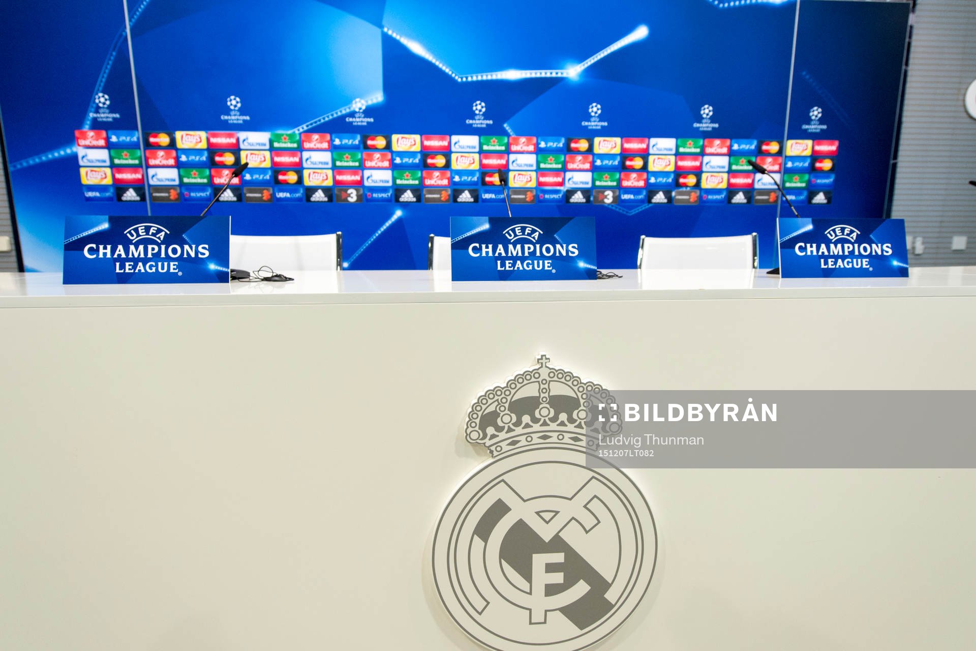 Podiet med Real Madrids logga