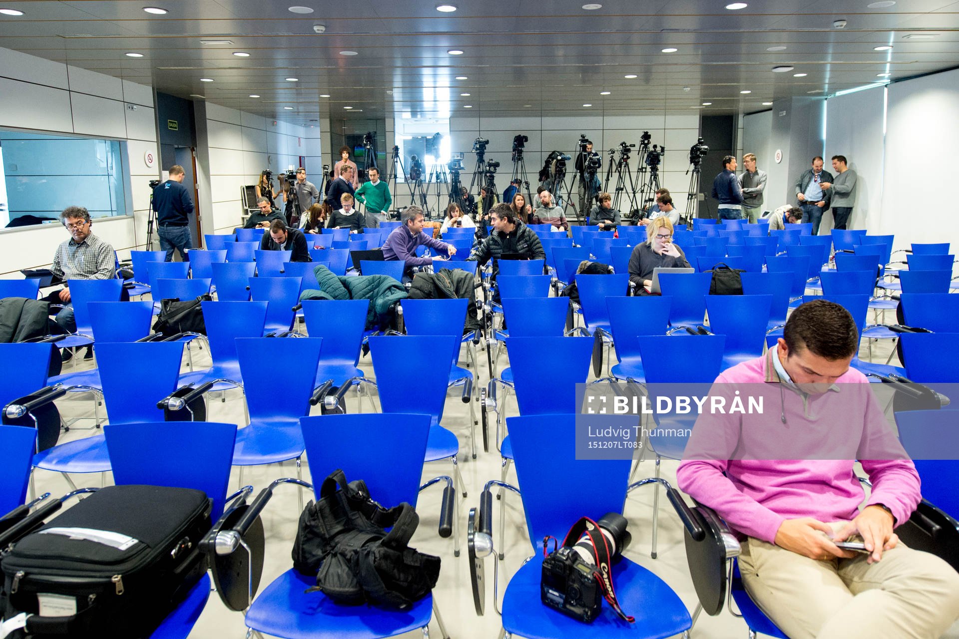 Journalister väntar på att en presskonferens med Real