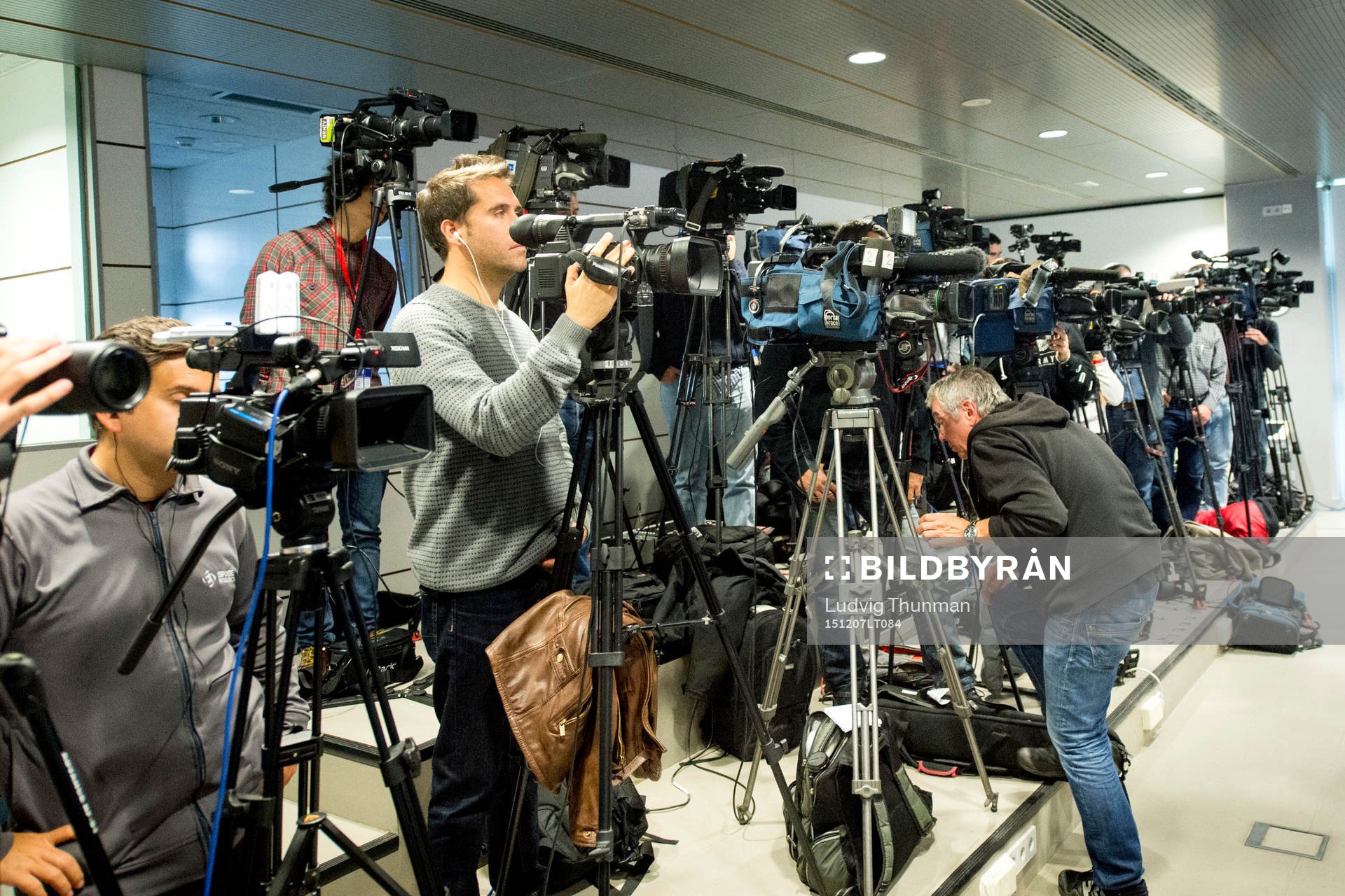 Fotografer filmar en presskonferens med Real Madrid