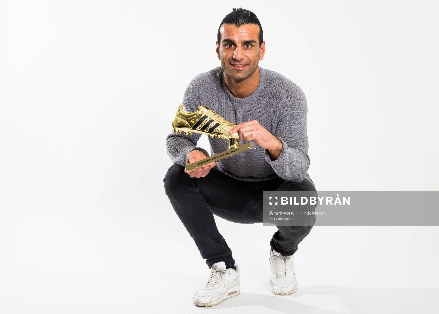 Konyaspor Özgur Yasar poserar för ett porträtt hållandes magasinet Match:s Guldskon 2015 den 8 december 2015 i Stockholm. 
