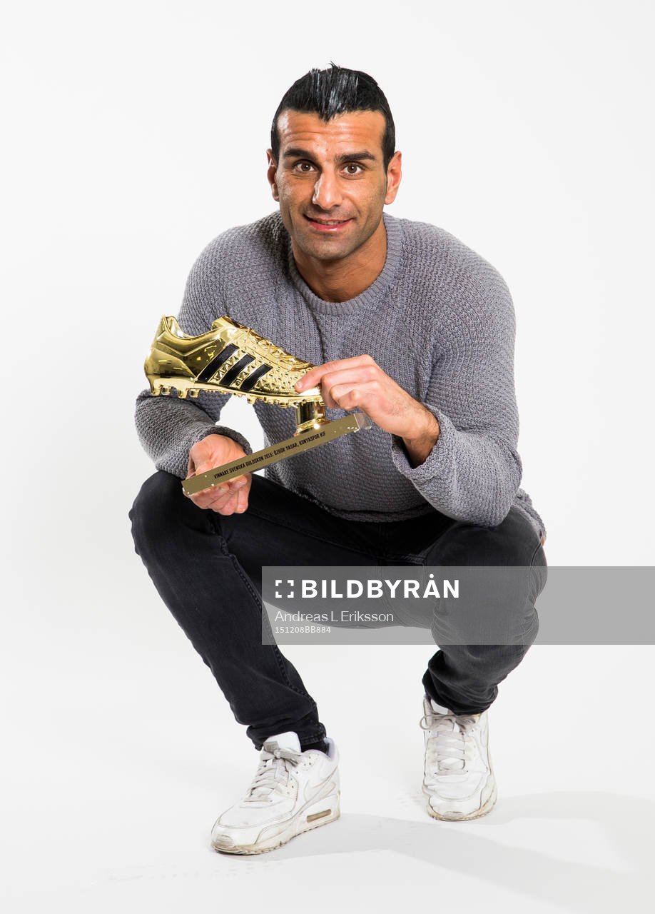 Konyaspor Özgur Yasar poserar för ett porträtt hållandes magasinet Match:s Guldskon 2015 den 8 december 2015 i Stockholm. 
