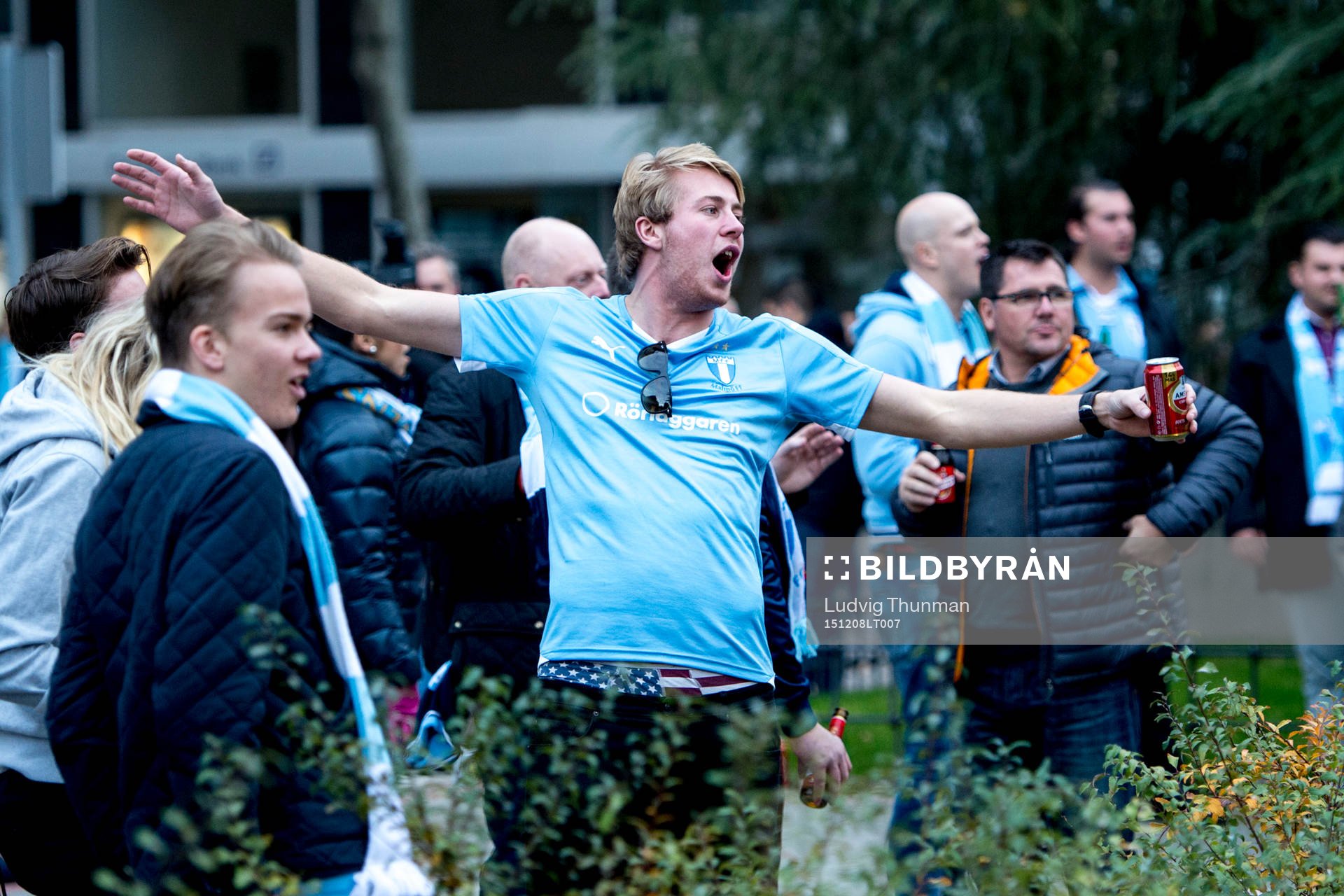 Ett gäng supportrar värmer upp