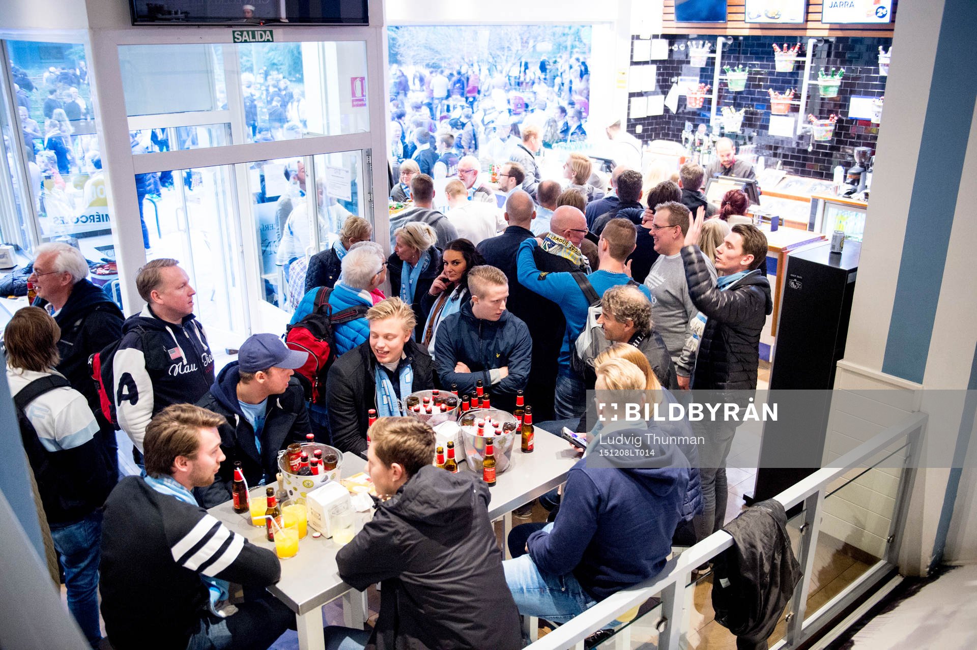 Malmösupportrar köar till baren i en resturang nära det