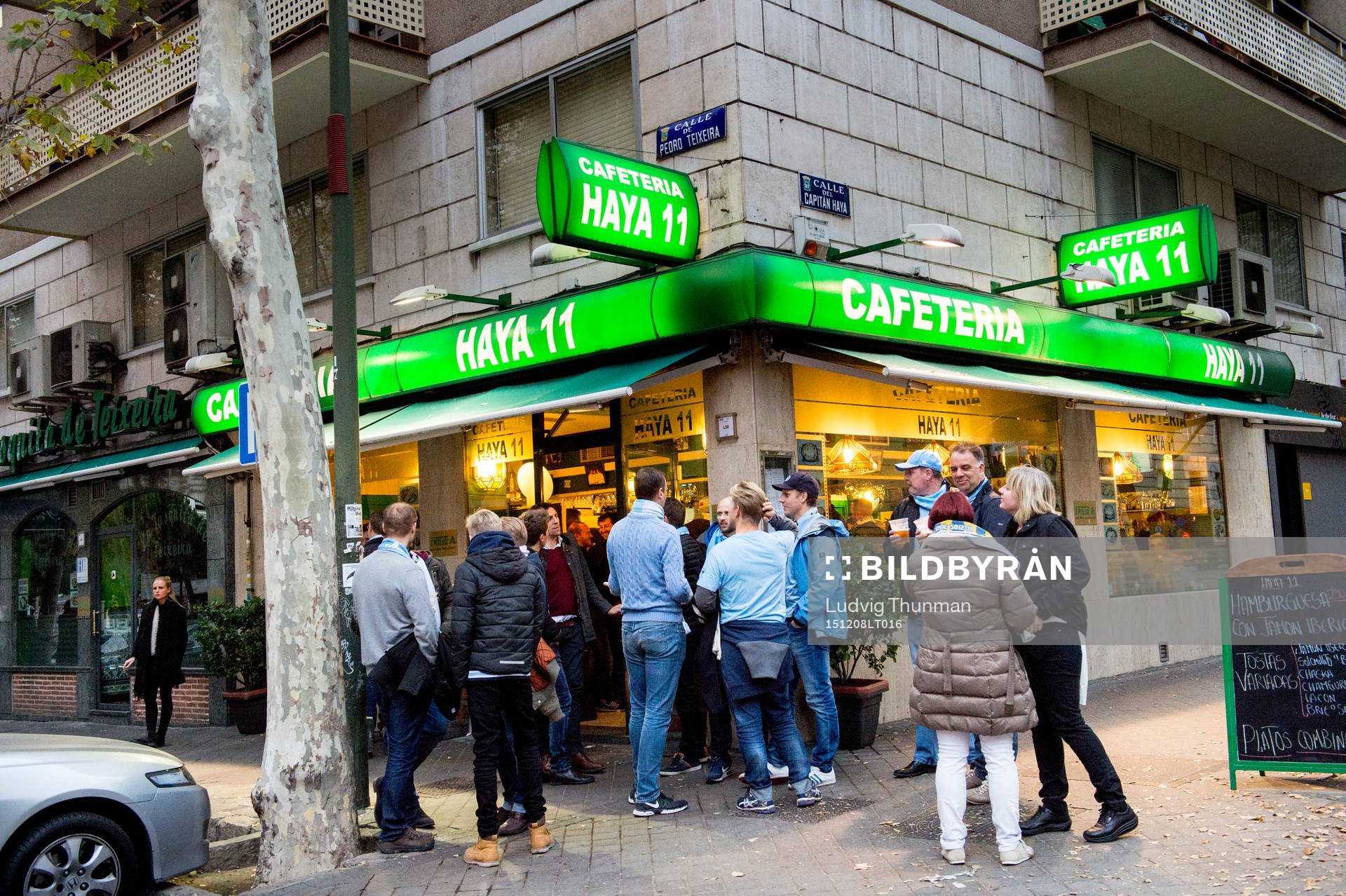 Malmösupportrar utanför en resturang nära det torg där