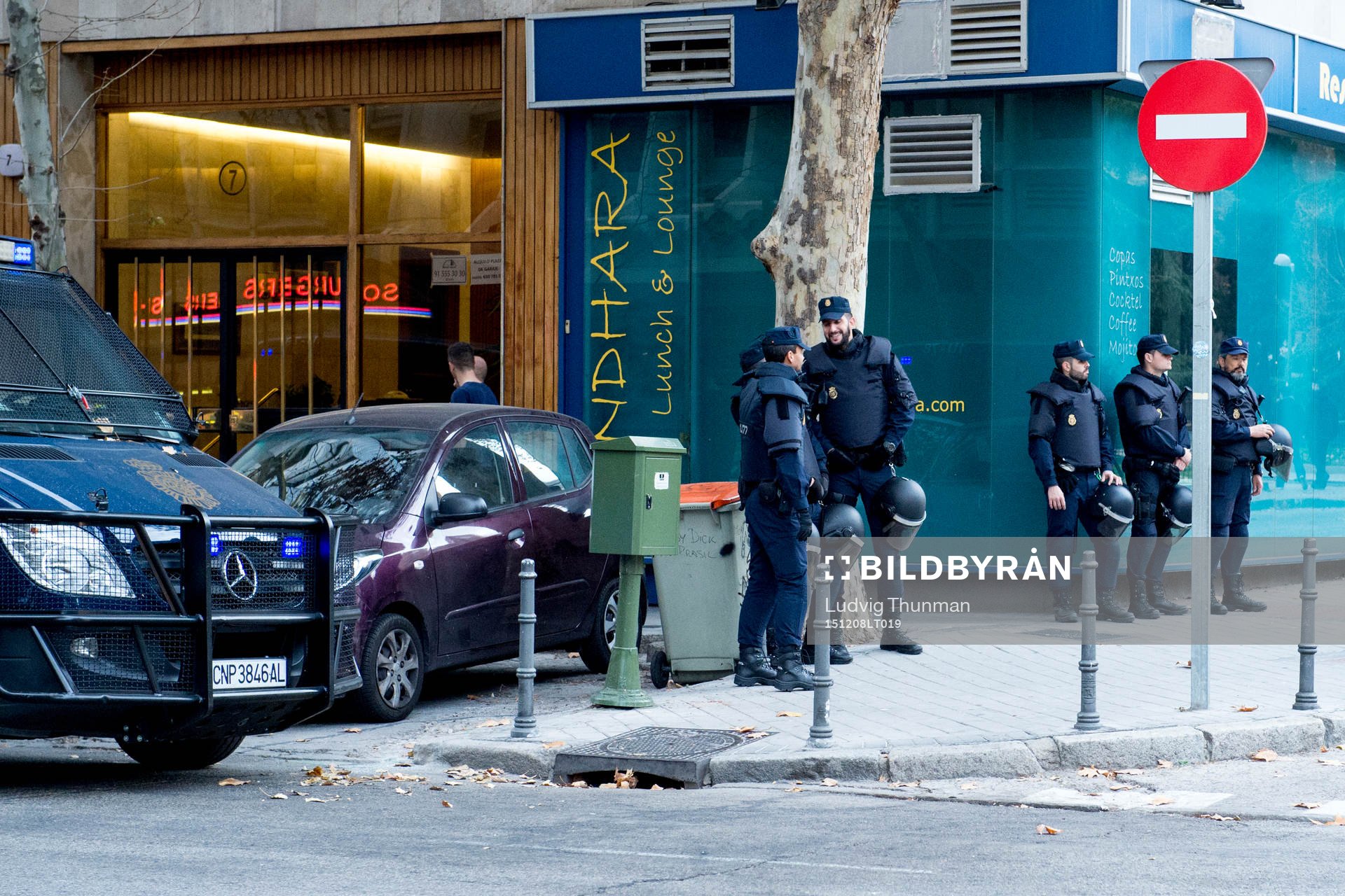 Spanska polisen bevakar Avenida de Brasil där tillresta