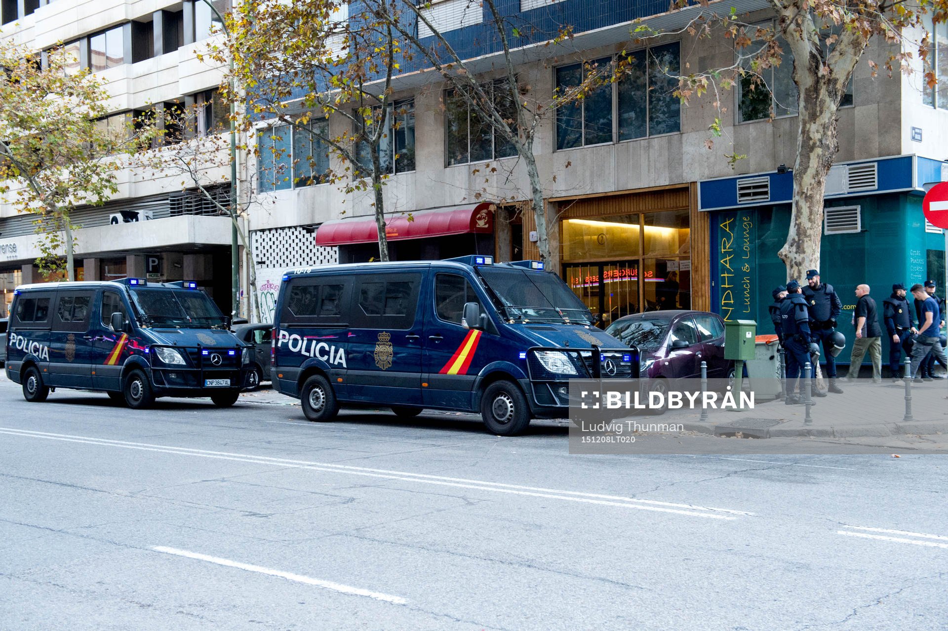 Spanska polisen bevakar Avenida de Brasil där tillresta