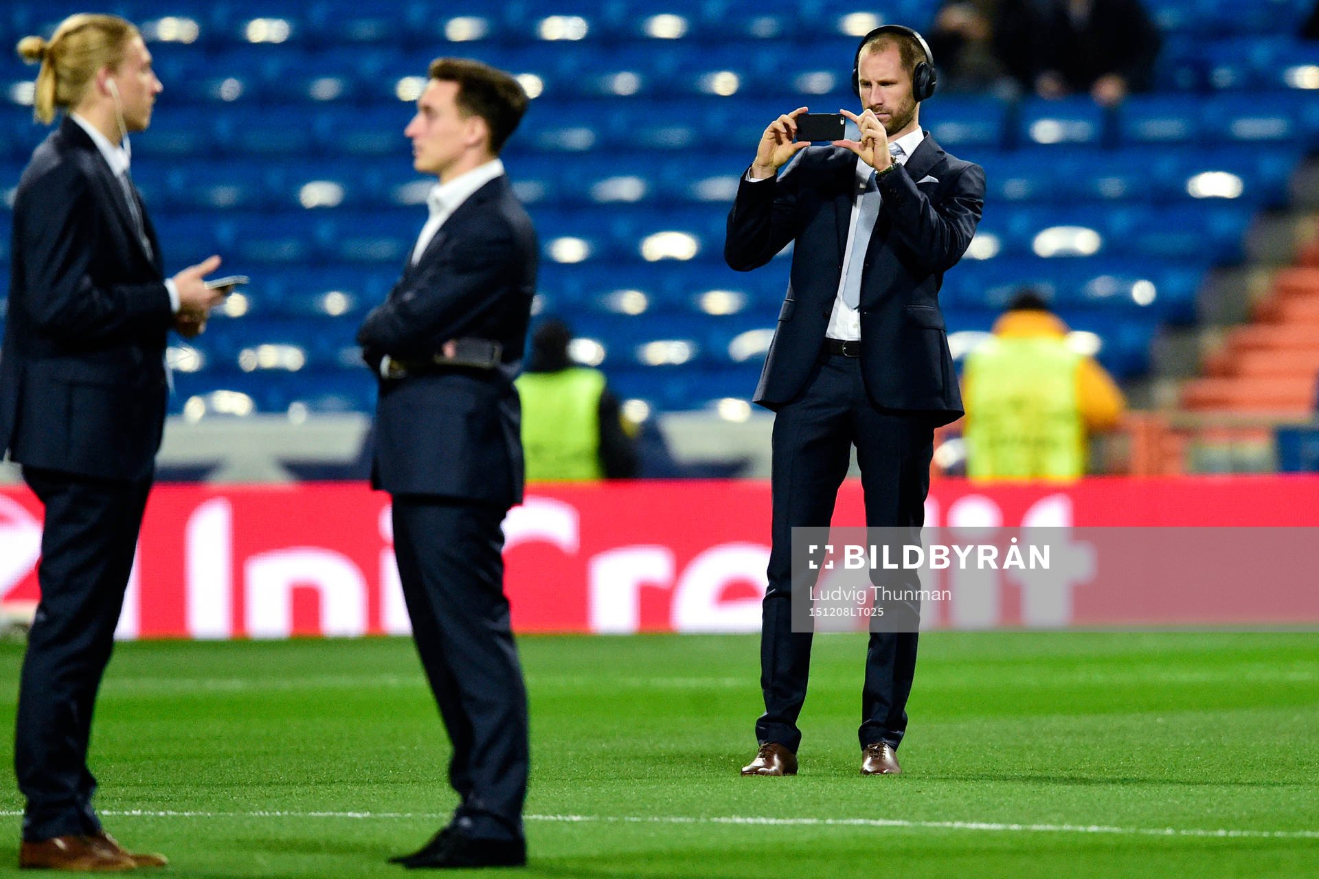 Malmö FFs målvakt Johan Wiland tar ett foto på planen