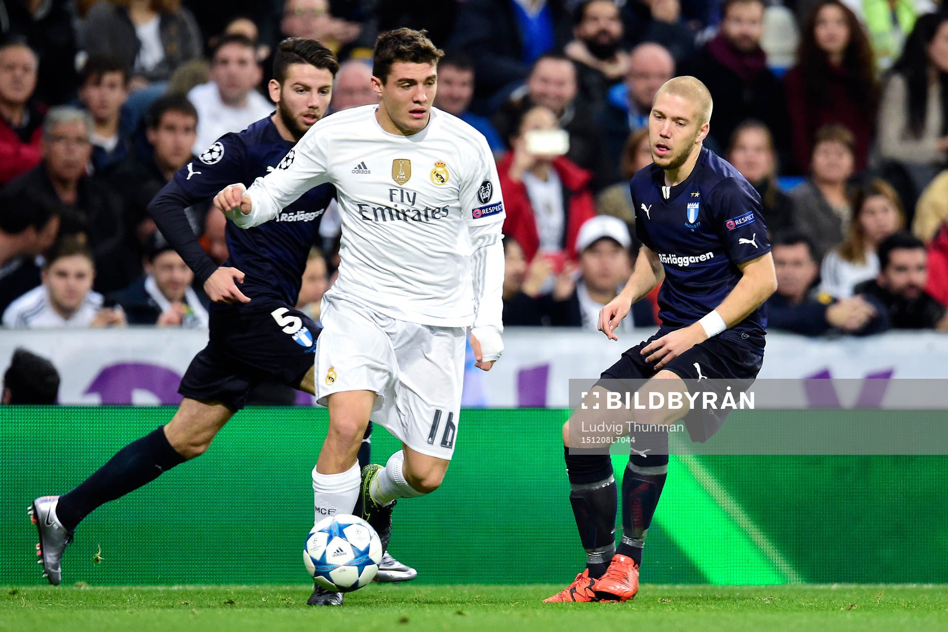Real Madrids Mateo Kovacic och Malmö FFs Anton Tinnerholm under fotbollsmatchen i Champions League mellan Real Madrid och Malmö FF den 8 december 2015 i Madrid.