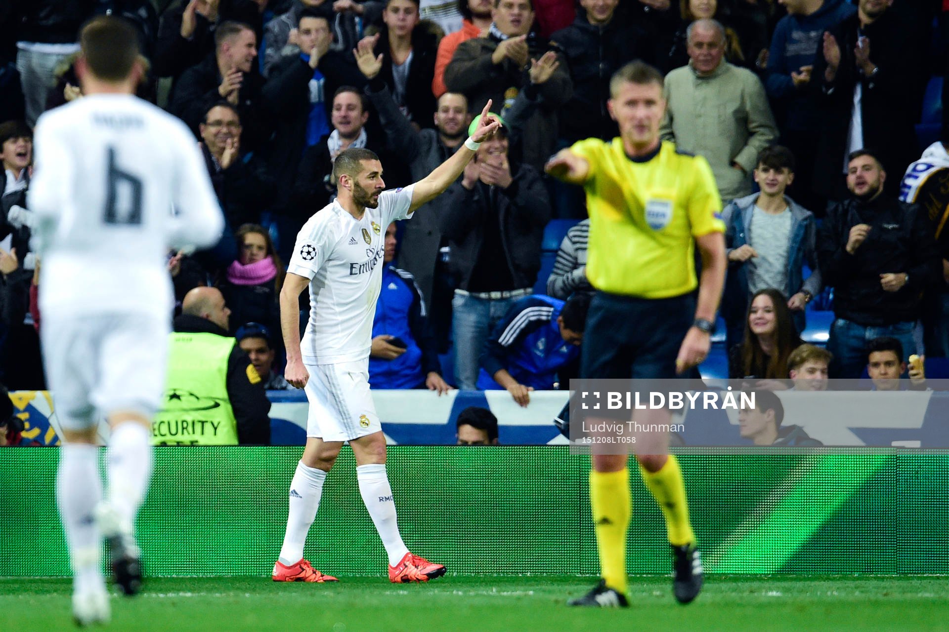 Real Madrids Karim Benzema jublar