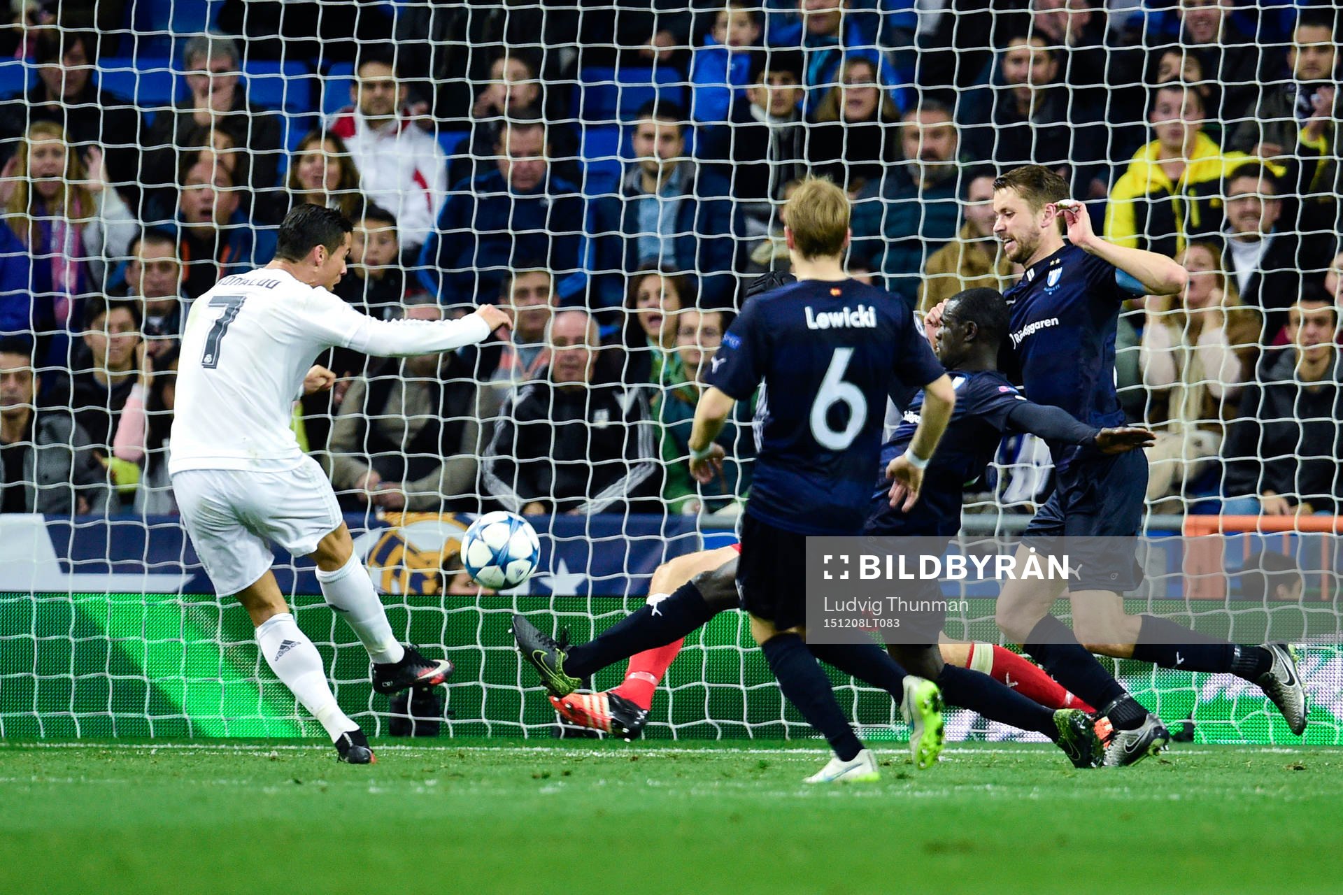 Real Madrids Cristiano Ronaldo skjuter bollen till 3-0