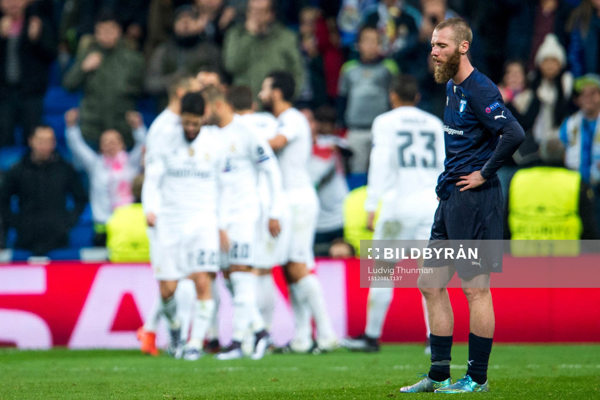 Malmö FFs Jo Inge Berget deppar medan Real Madrids spelare