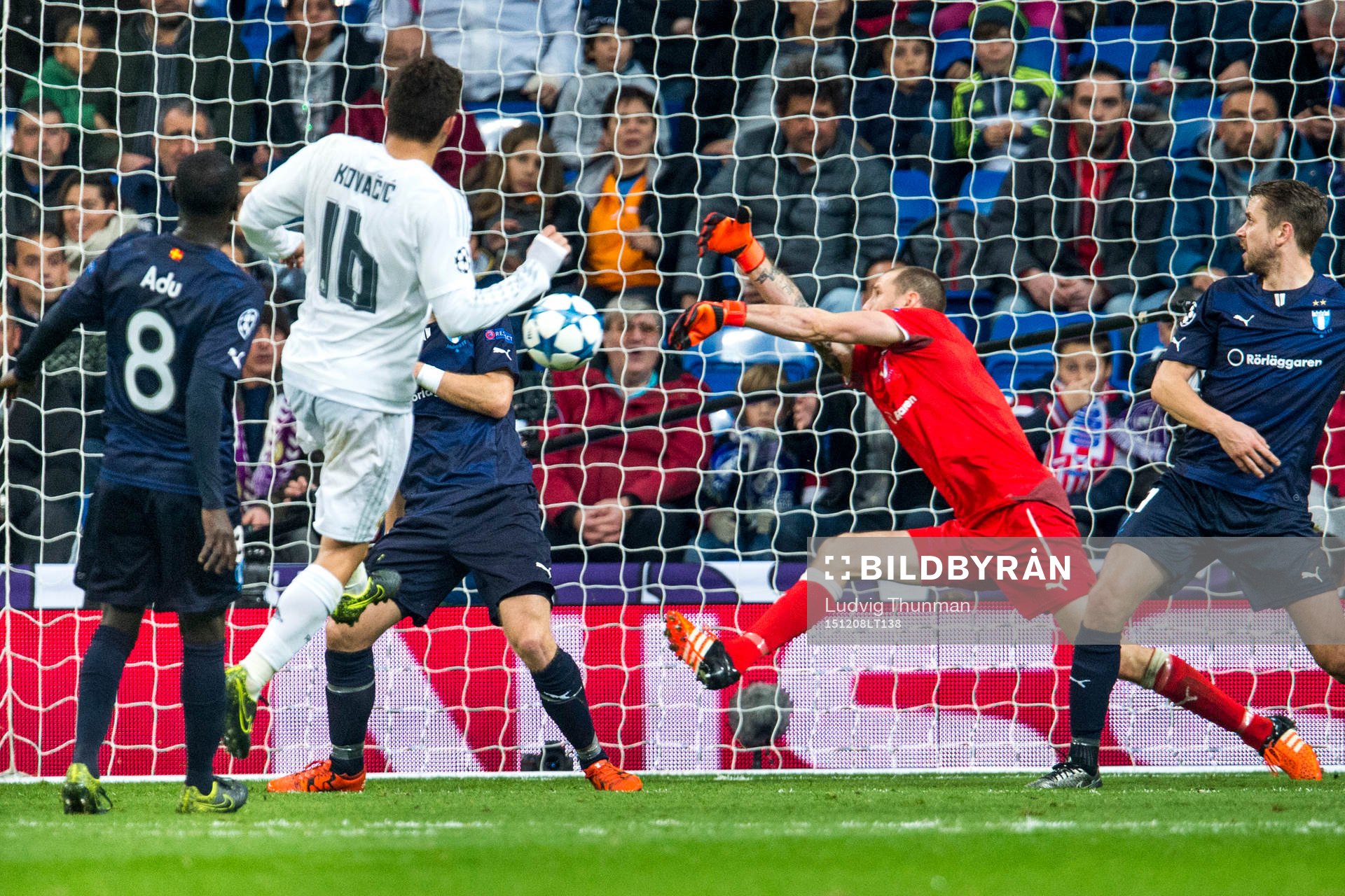 Real Madrids Mateo Kovacic gör 7-0 bakom Malmö FFs målvakt Johan Wiland under fotbollsmatchen i Champions League mellan Real Madrid och Malmö FF den 8 december 2015 i Madrid.