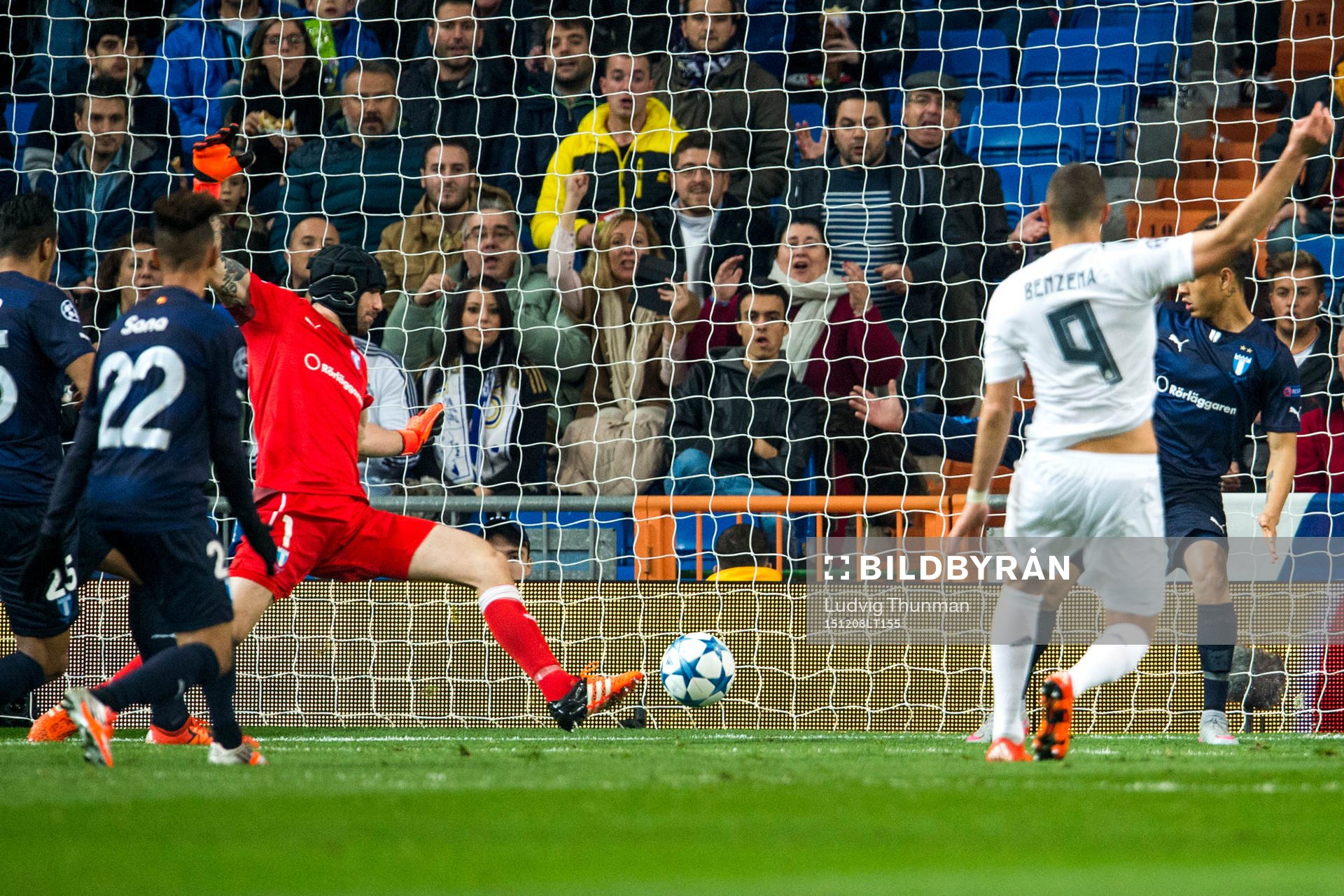 Real Madrids Karim Benzema gör 1-0 bakom Malmö FFs
