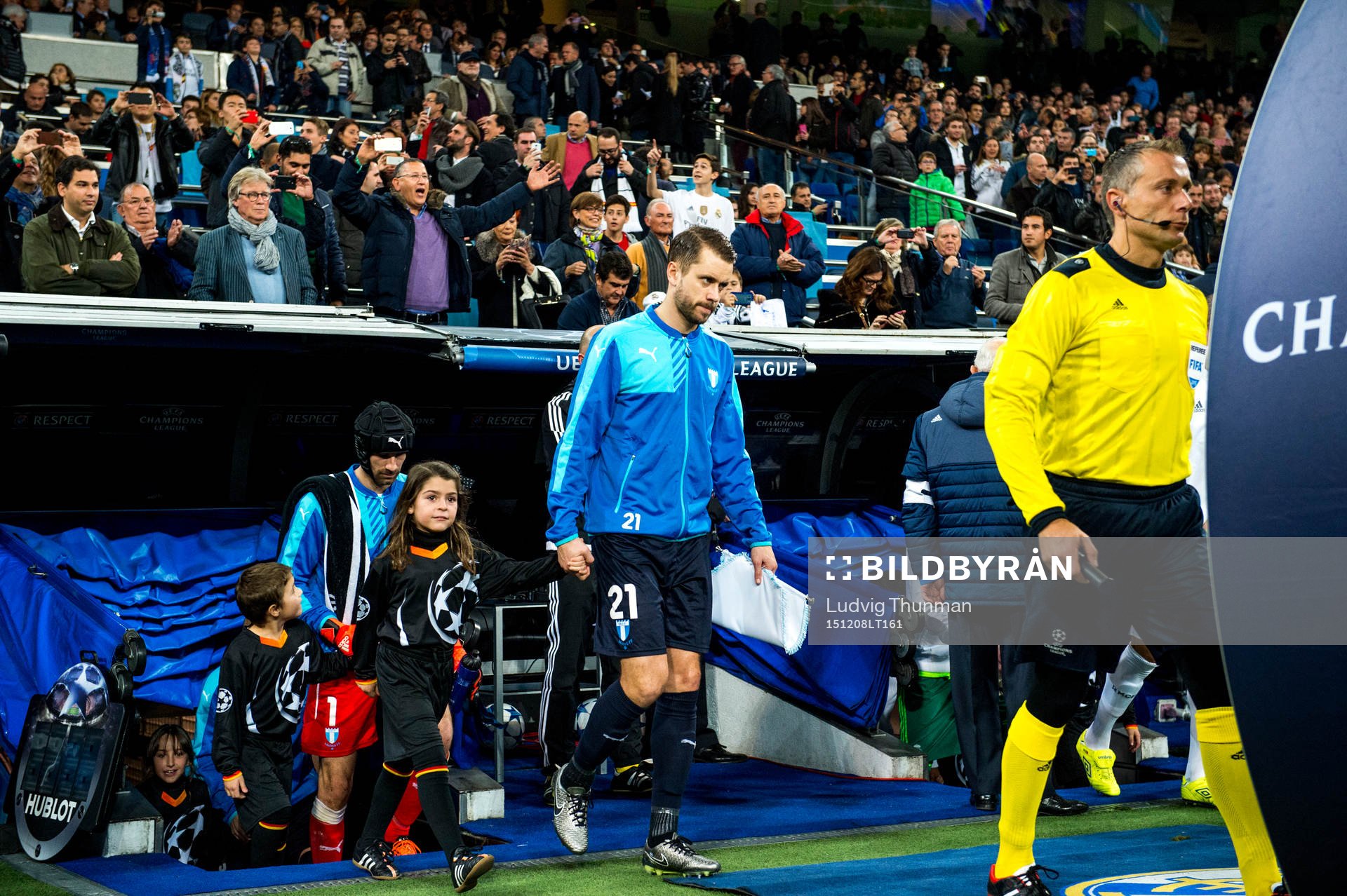 Malmö FFs Kari Arnarson kommer ut på planen till
