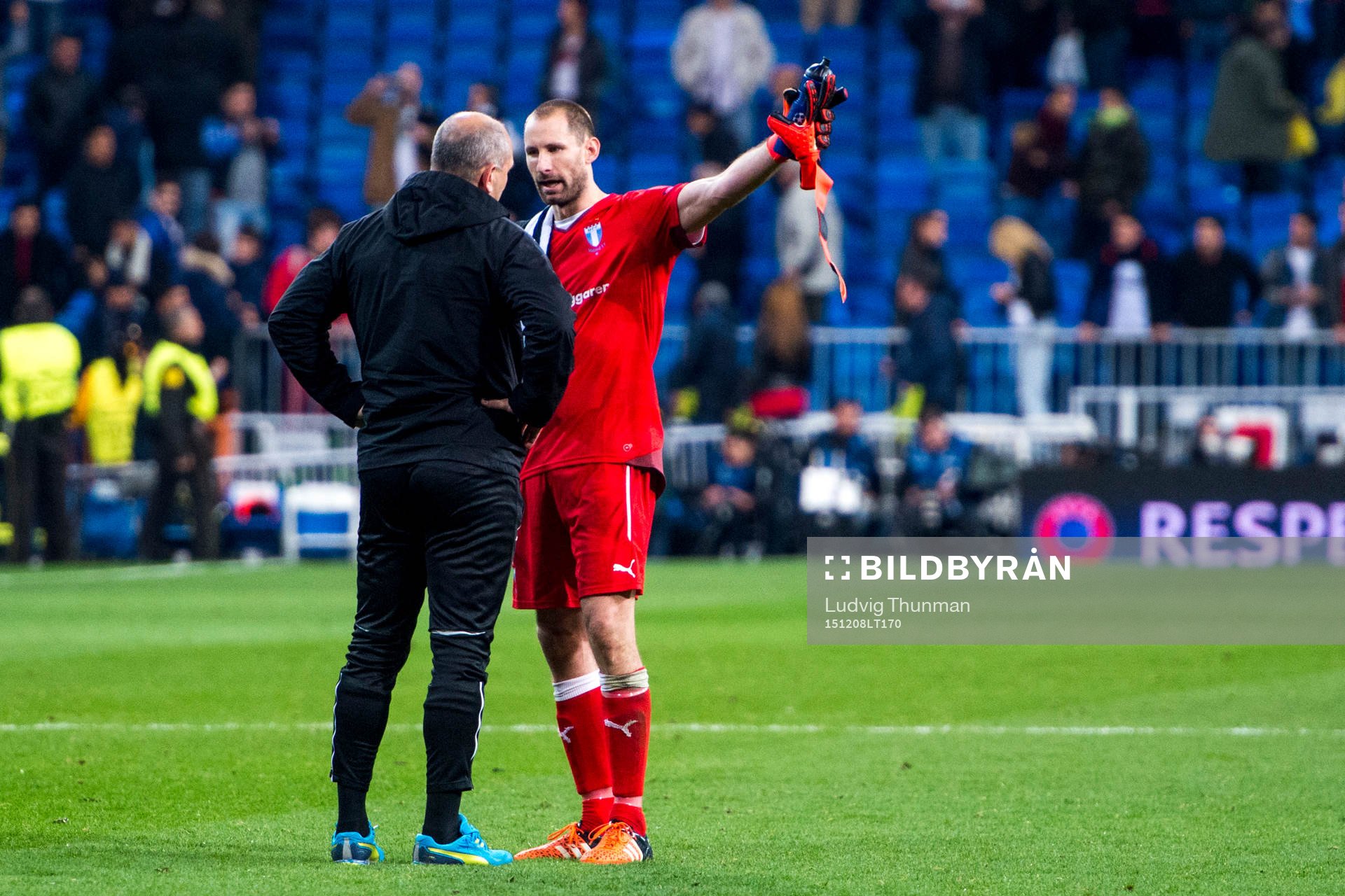 Malmö FFs målvakt Johan Wiland i samtal med