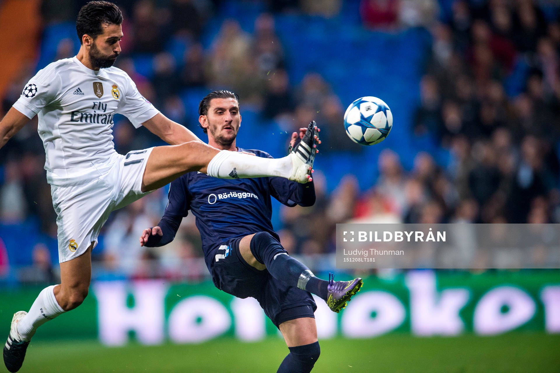 Real Madrids Alvaro Arbeloa bryter en boll framför Malmö FFs Agon Mehmeti under fotbollsmatchen i Champions League mellan Real Madrid och Malmö FF den 8 december 2015 i Madrid.