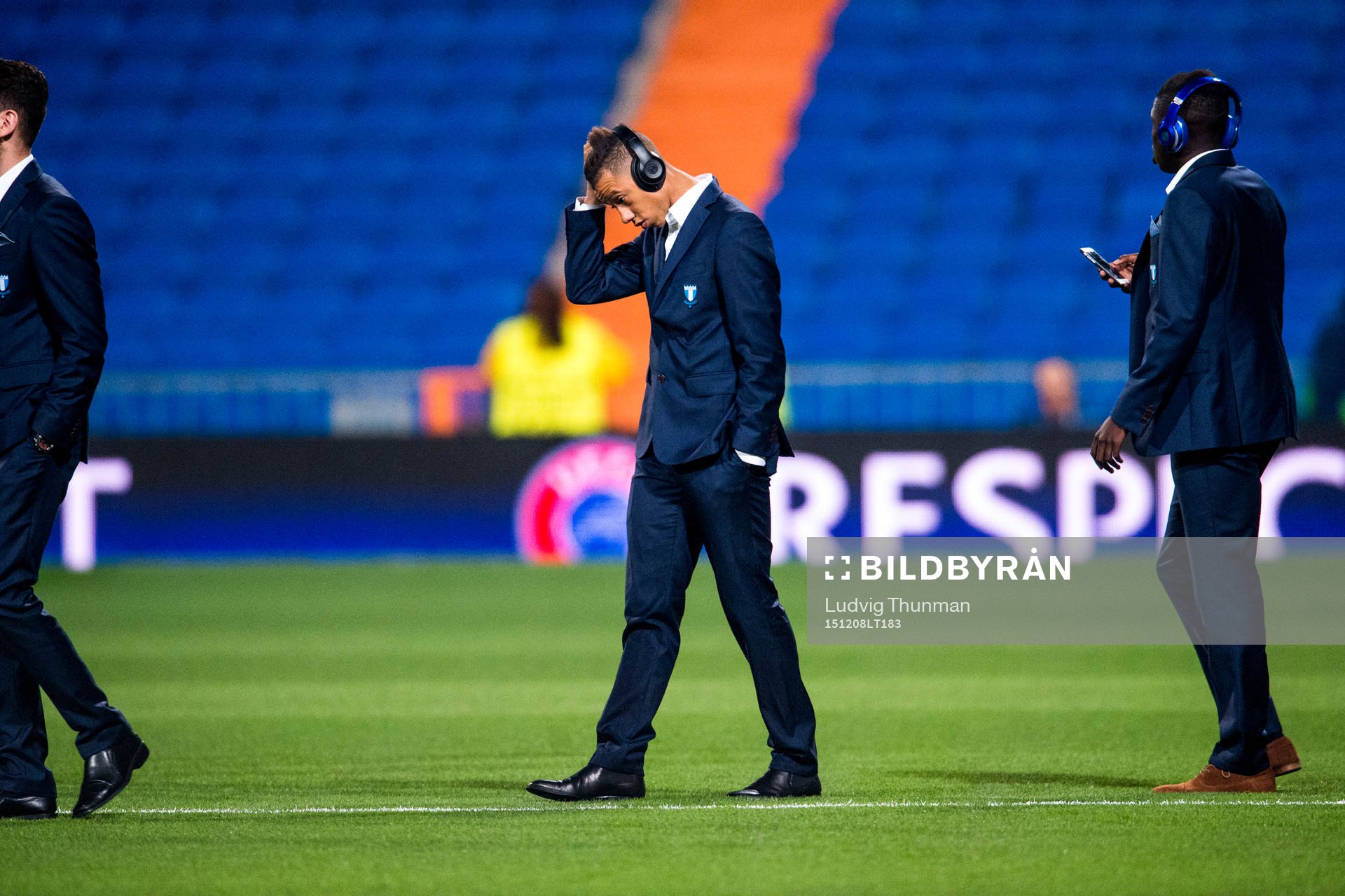 Malmö FFs Tobias Sana inspekterar planen
