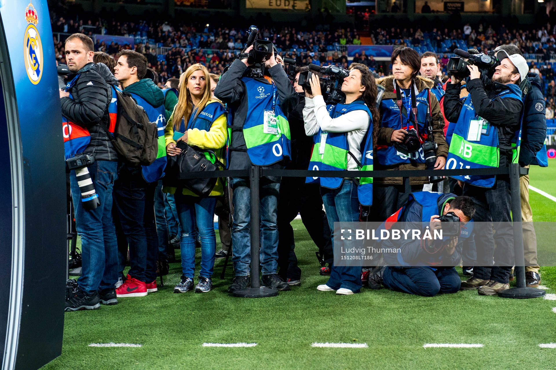 Fotografer väntar på att spelarna ska komma ut till
