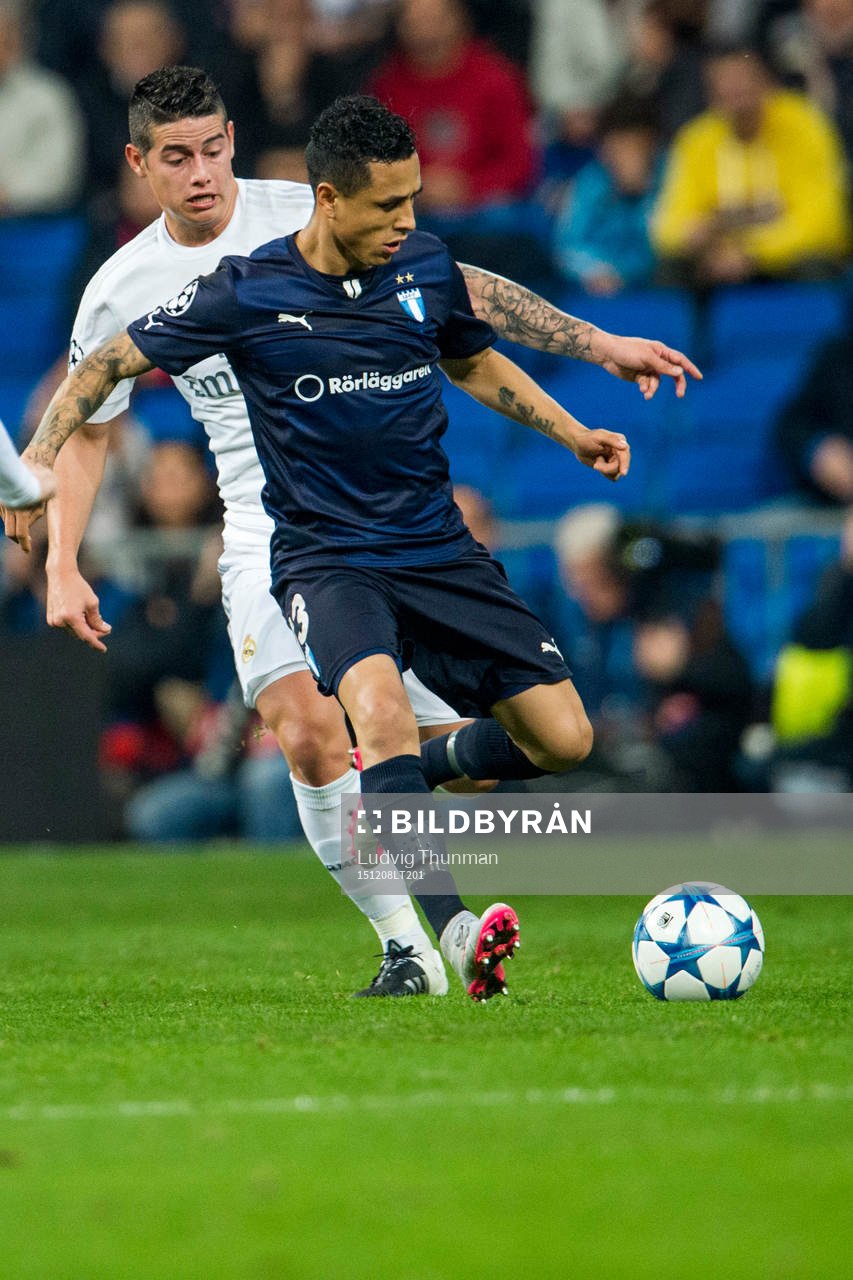 Real Madrids James Rodríguez jagar Malmö FFs Victor