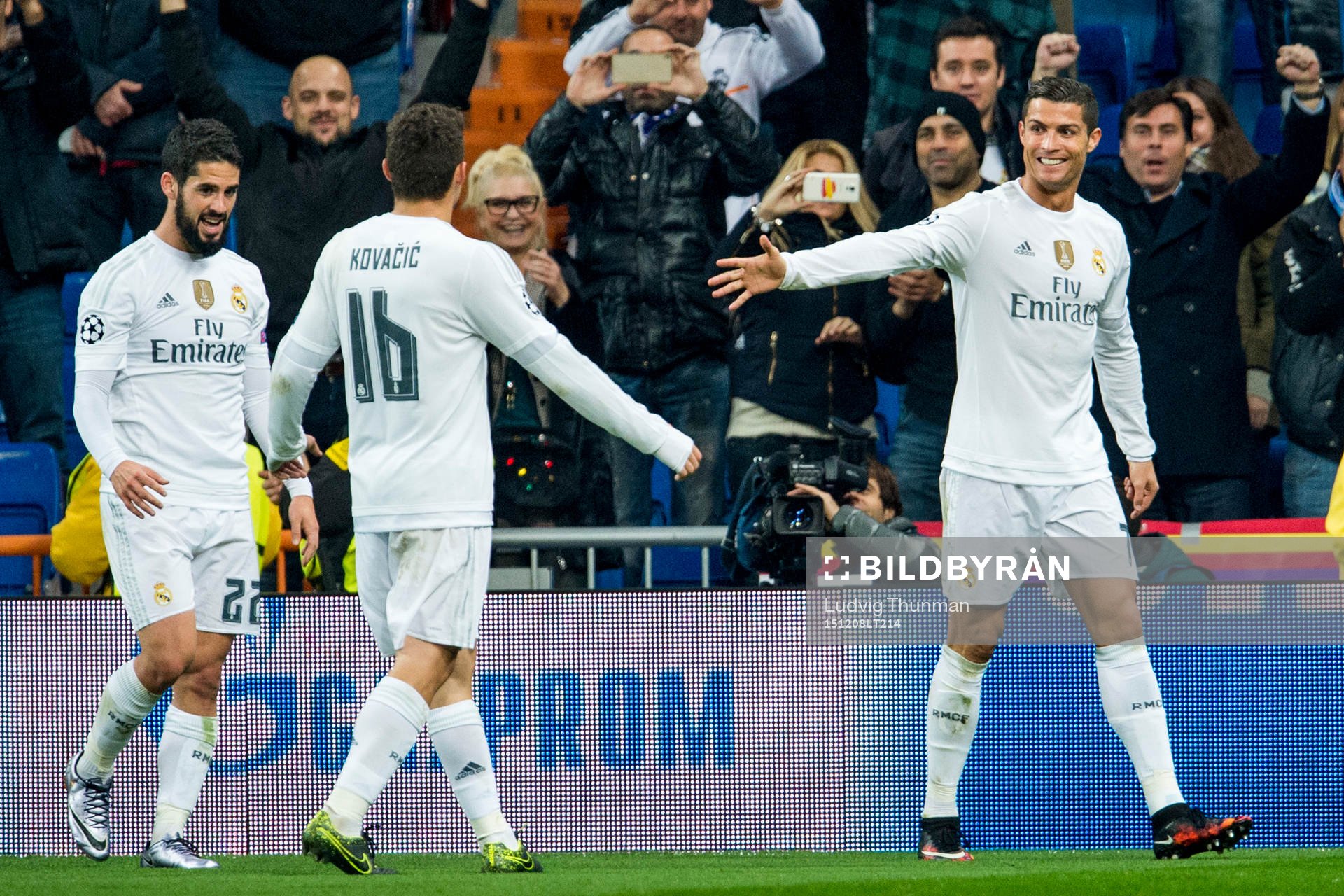 Real Madrids Cristiano Ronaldo firar +med Isco och Mateo Kovacic under fotbollsmatchen i Champions League mellan Real Madrid och Malmö FF den 8 december 2015 i Madrid.