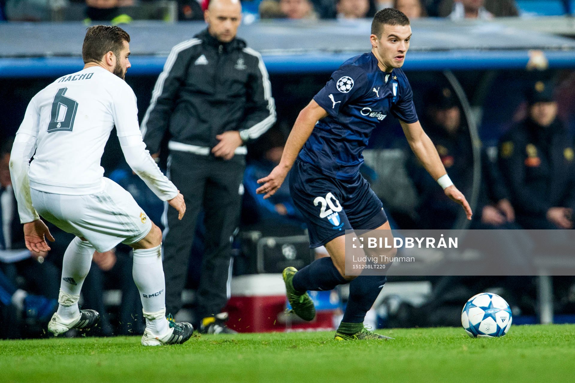 Real Madrids Nacho Monreal bevakar Malmö FFs Vladimir Rodic