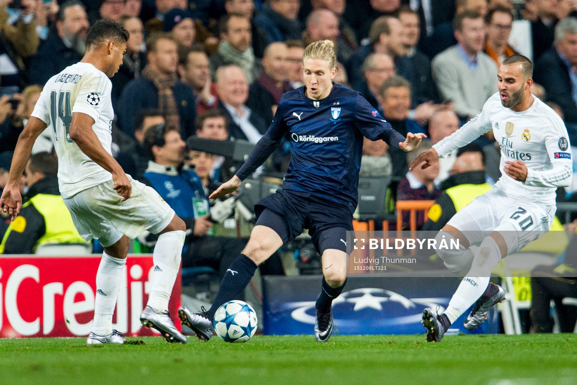 Malmö FFs Simon Kroon bevakas av Real Madrids Casemiro och