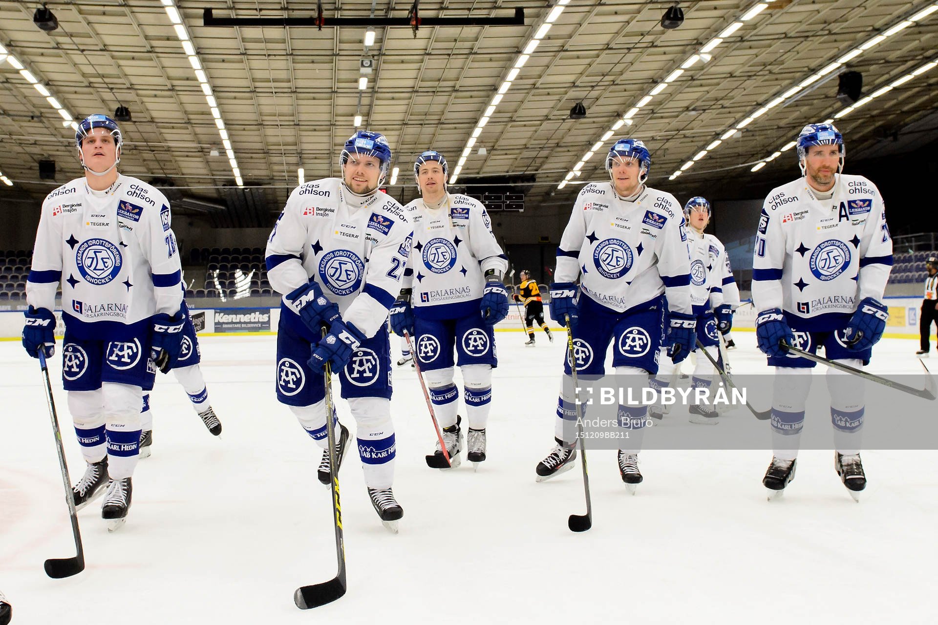 Leksands spelare jublar mot sina supporters