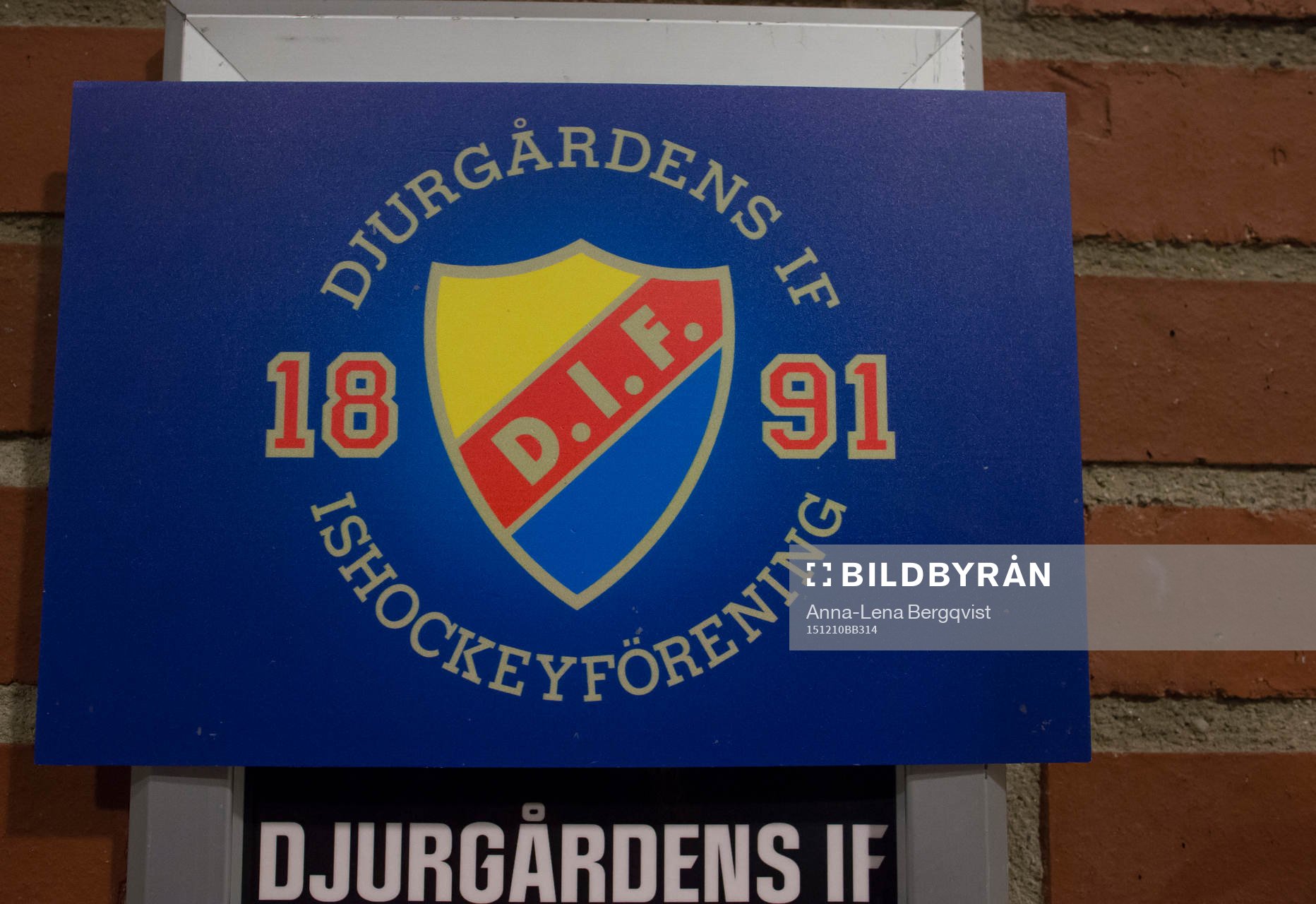 Djurgårdens klubbmärke hänger utanför spelarna
